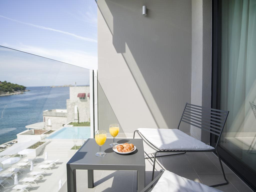 Deluxe Double Room with Sea View and Balcony