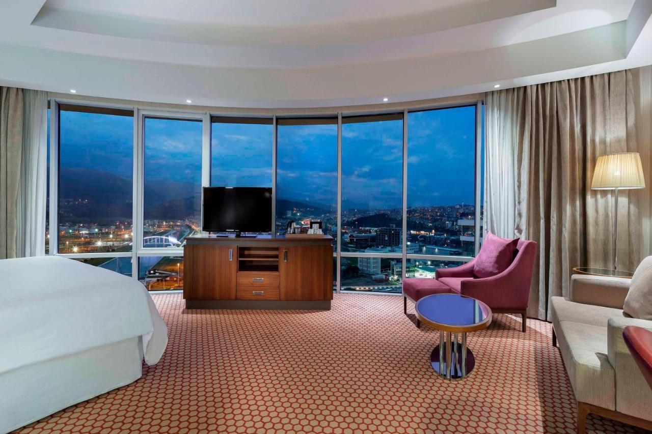 Deluxe Suite Room with Mountain View