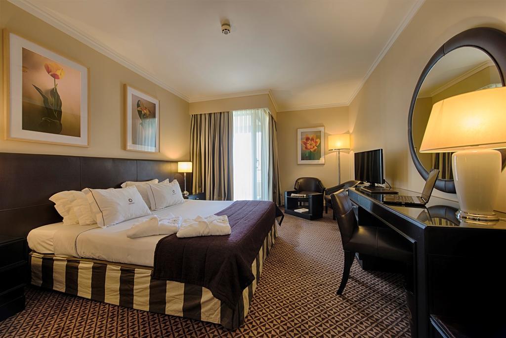 Family Room,703765423:JPEG
