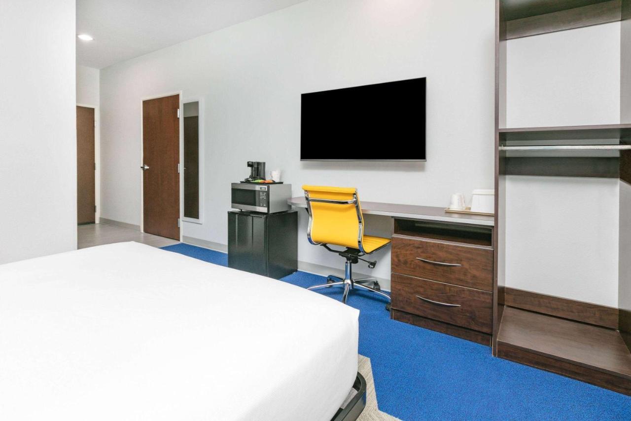 1 Queen Bed Mobility or Heairing Accessible Room Roll Shower Non-Smoking