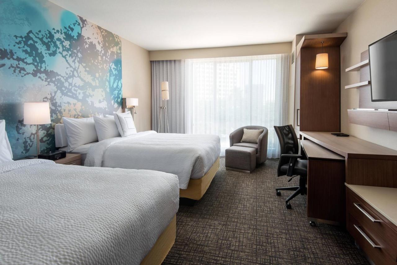 Queen Room Two Queen Beds Pool or City View Hearing Accessible,1498979602:JPEG
