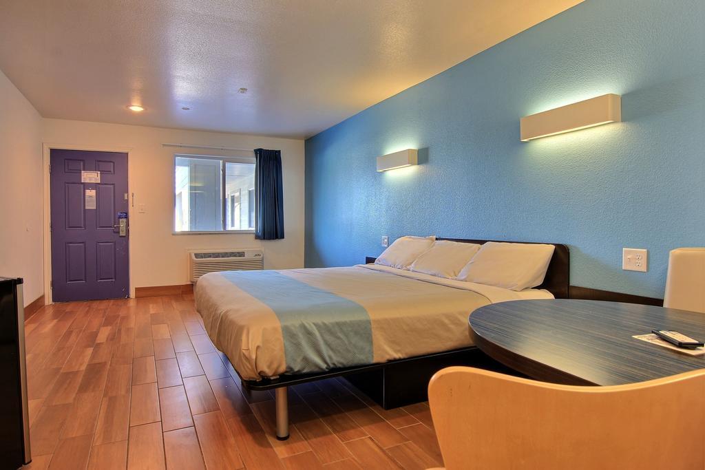 King Room - Non-Smoking
