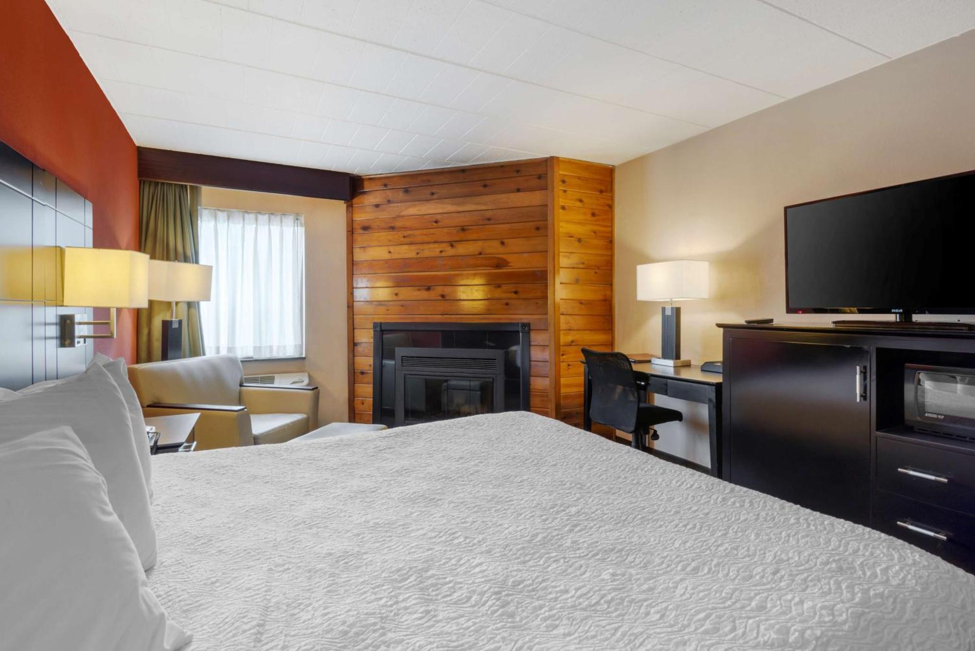 King Room with Jetted Tub and Fireplace - Non-Smoking