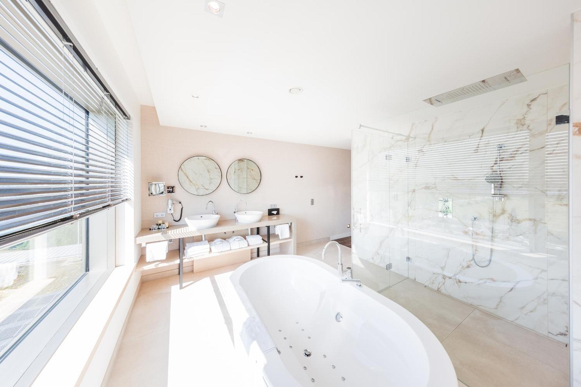 Suite Spa Bath,1435708786:JPEG