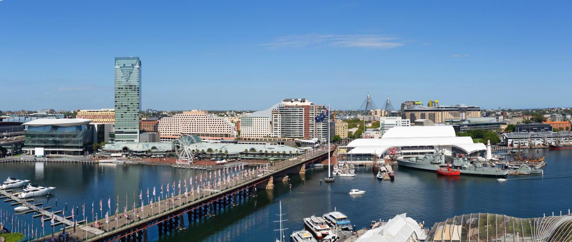 Kamer met kingsize bed en uitzicht op Darling Harbour