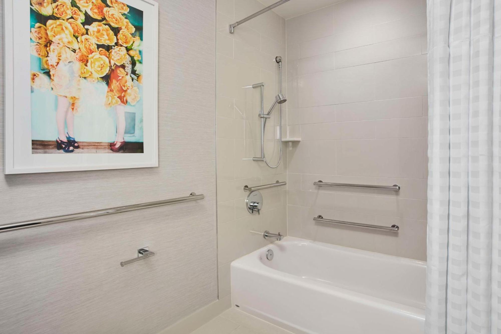 Junior Suite with Two Queen Beds and Tub - Mobility and Hearing Access