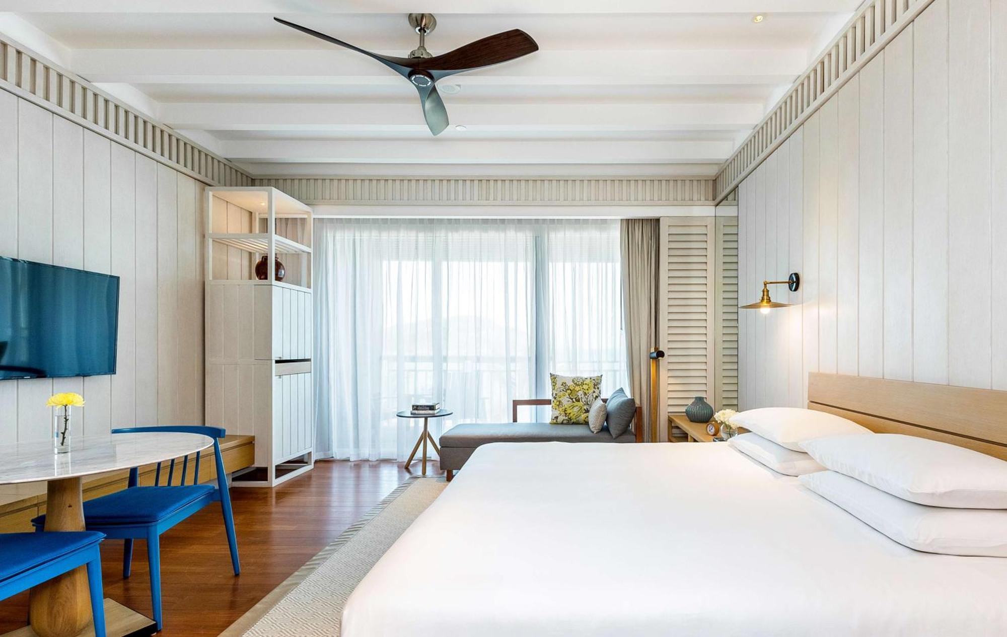 Quarto com Cama King-size e Vista da Piscina