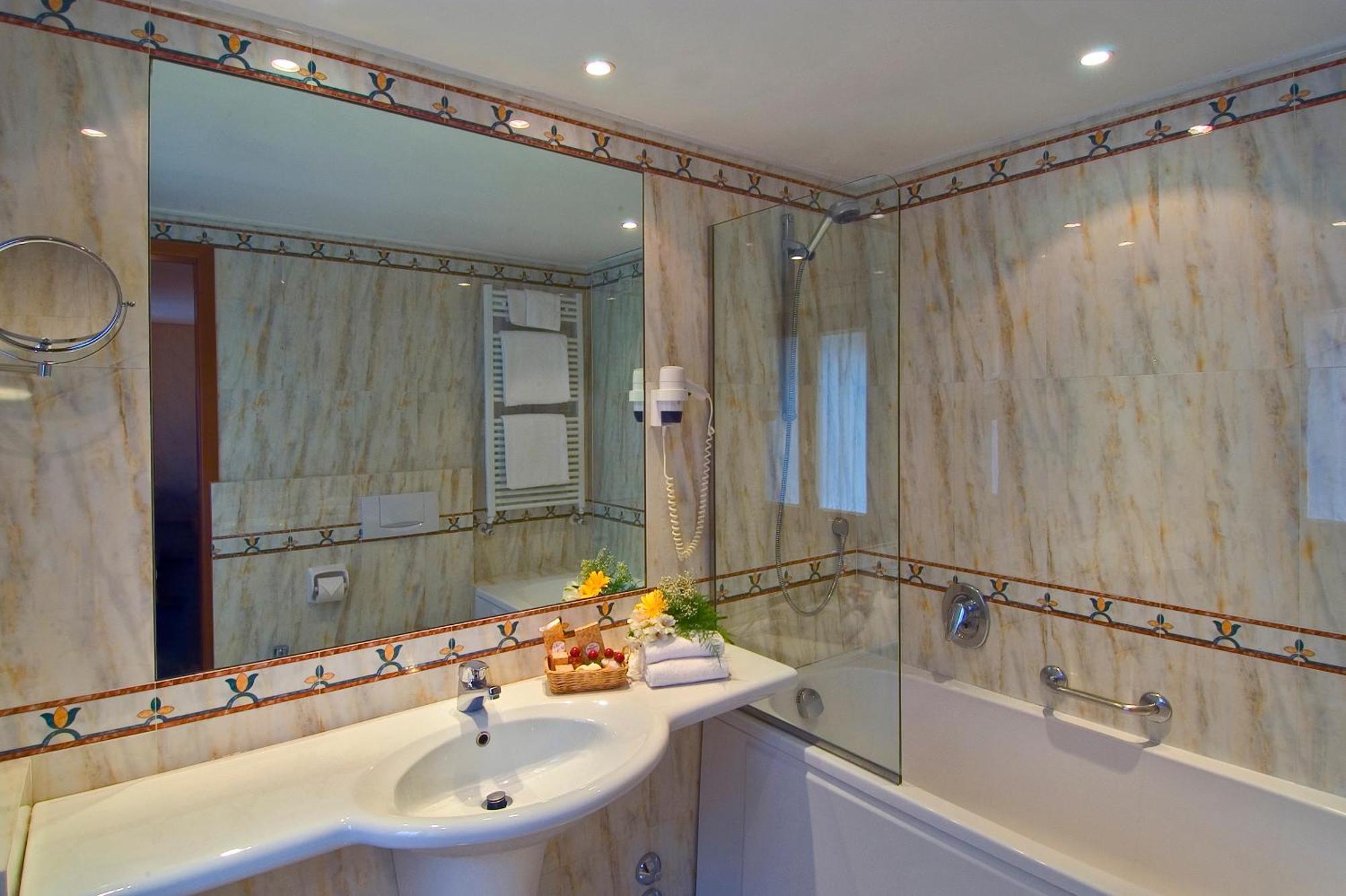 Classic Double Venetian Room