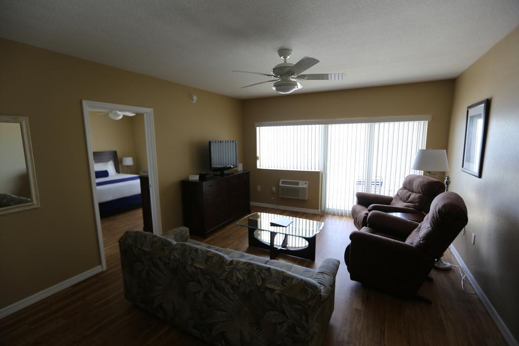 One-Bedroom Suite - Gulf and Pool View (Two Balconies)