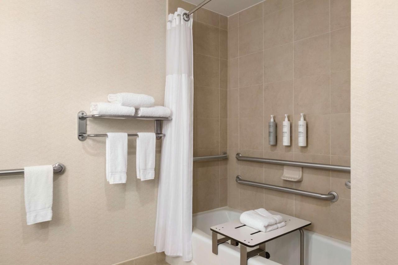King Room Tub Mobility Hearing Access,1498551682:JPEG