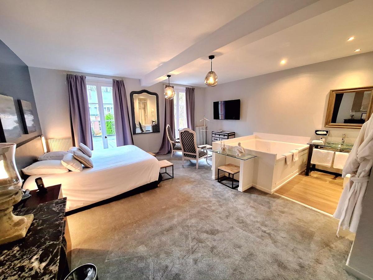 Deluxe Double Room Bath,1498735177:JPEG