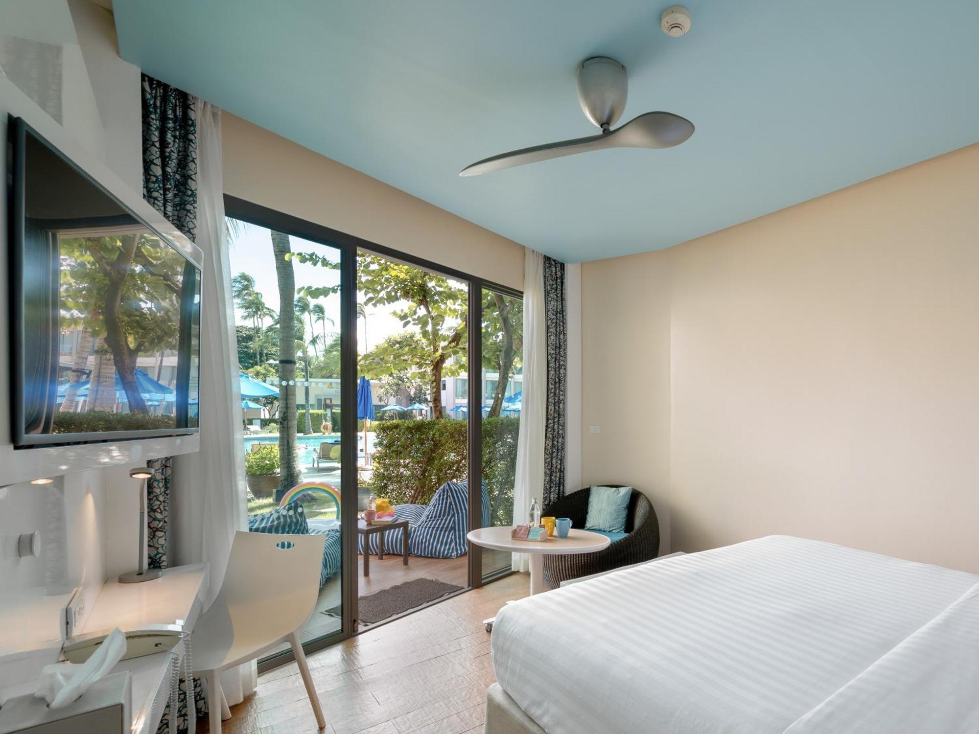 Deluxe Zimmer mit Kingsize-Bett und Poolblick