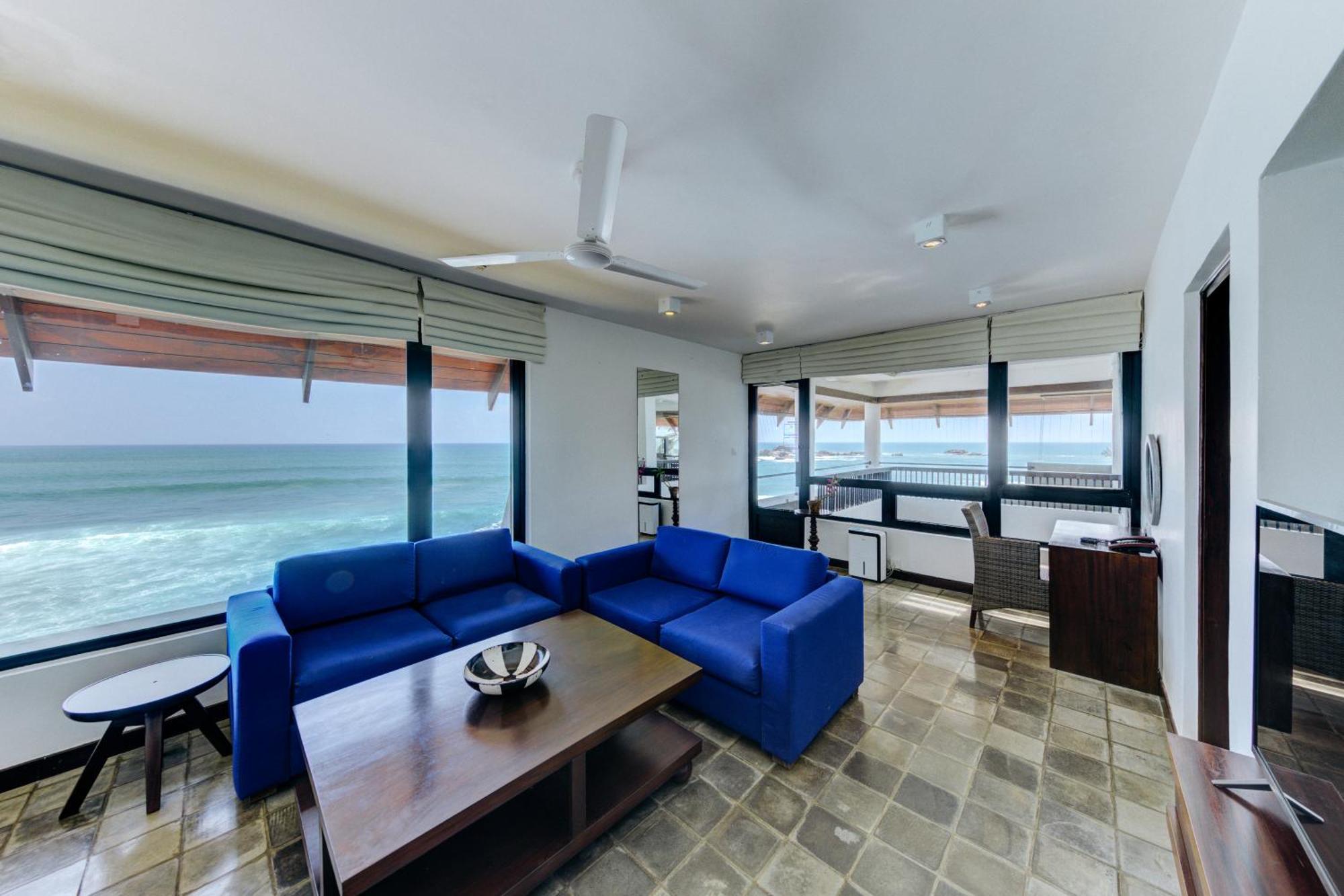 Corner Suite with Balcony & Jacuzzi - 10% discount on F&B, 15% on SPA