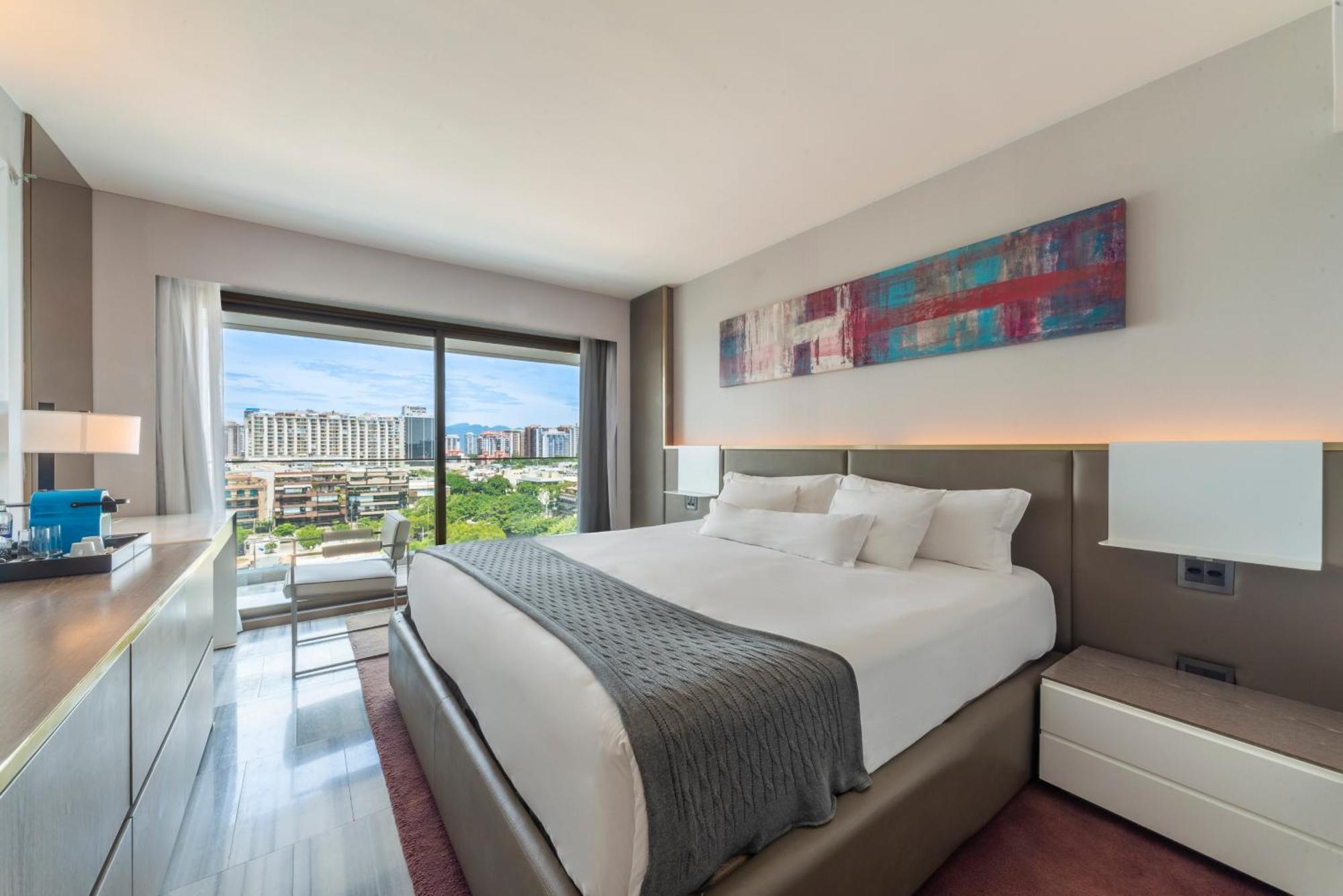 Quarto com Cama King-size e Vista Lateral do Mar