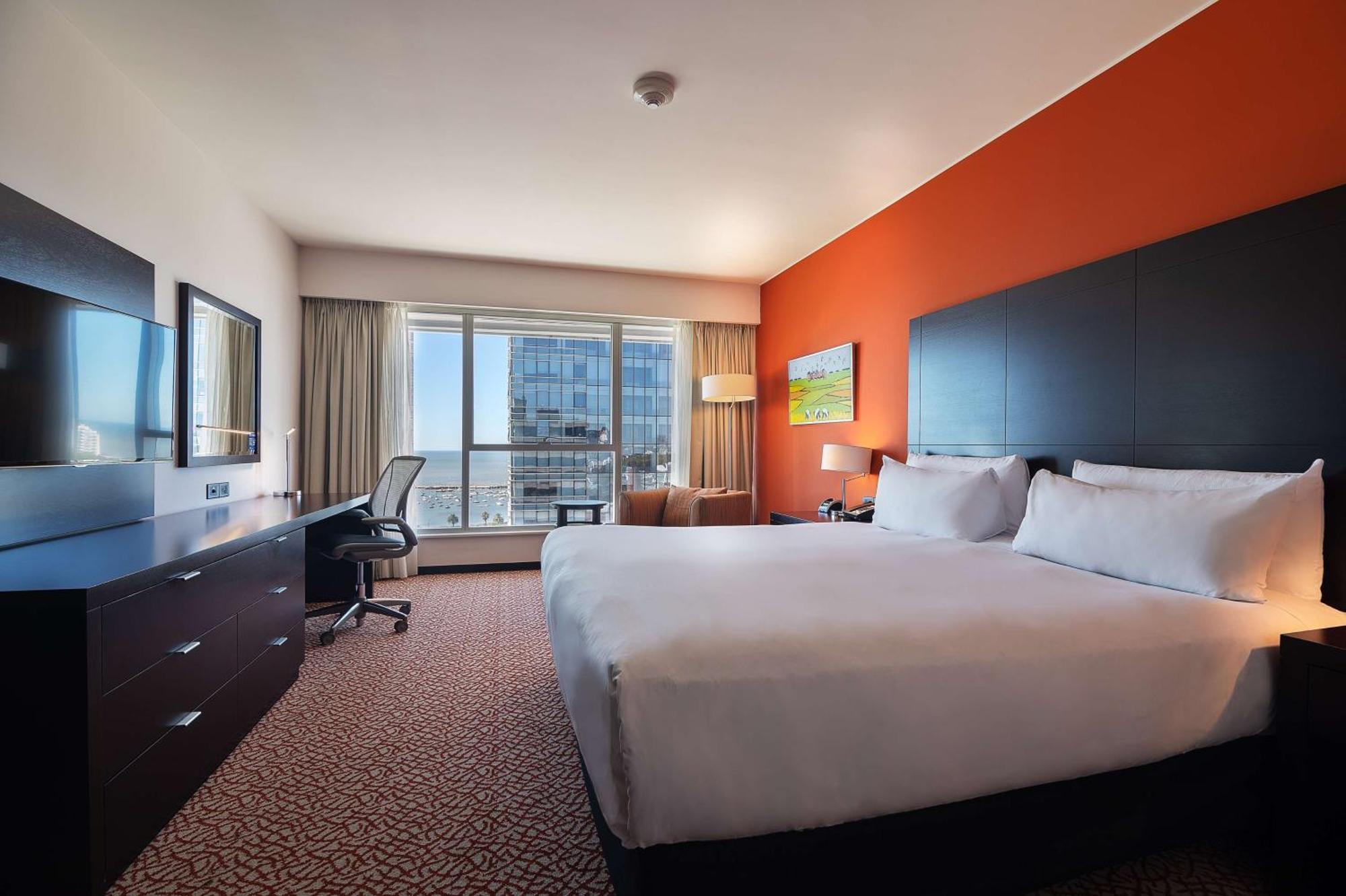 Quarto com cama king-size e vista frontal
