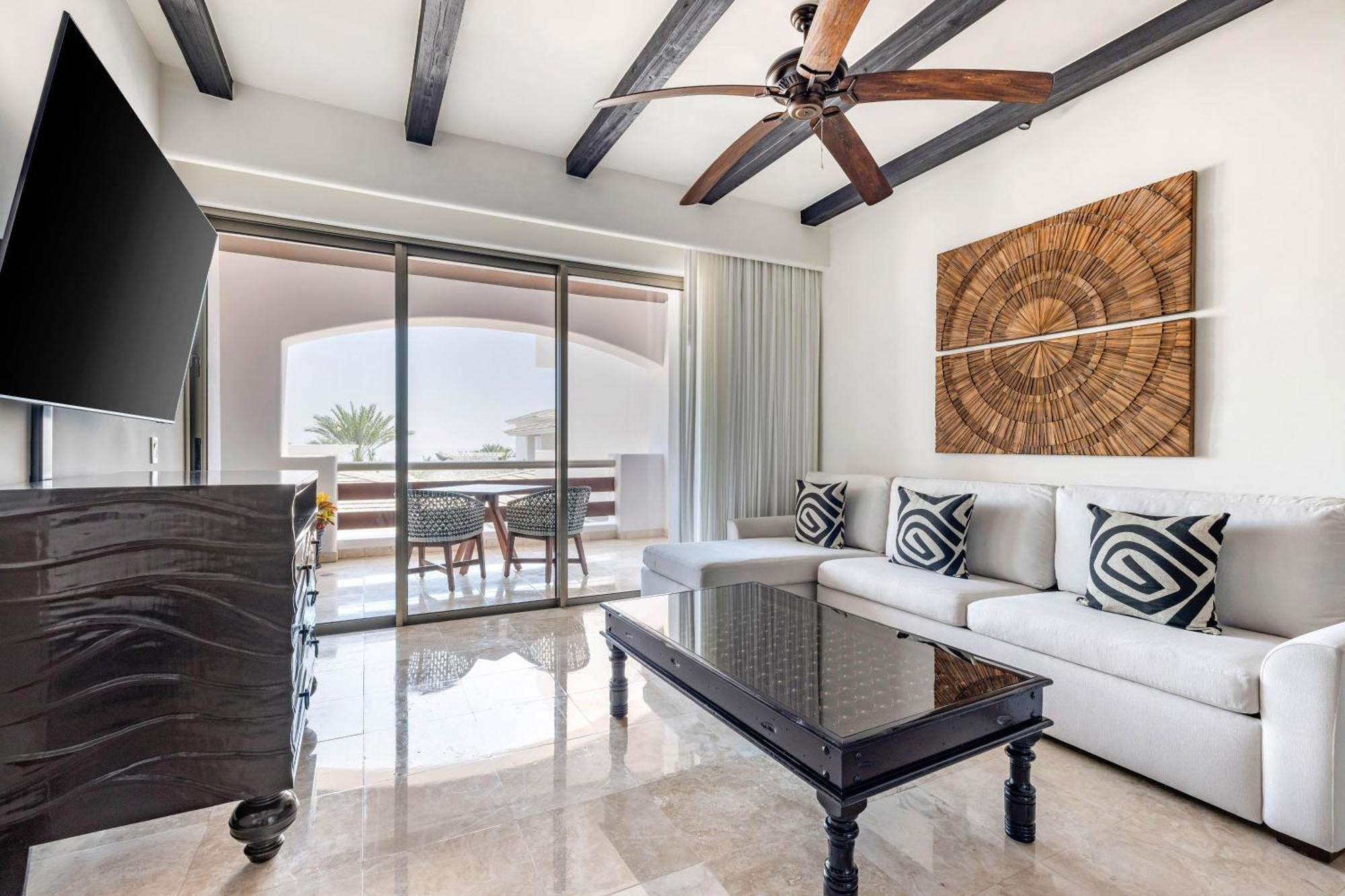 Habitación de 1 dormitorio con vistas parciales a la piscina y balcón - 1 cama extragrande