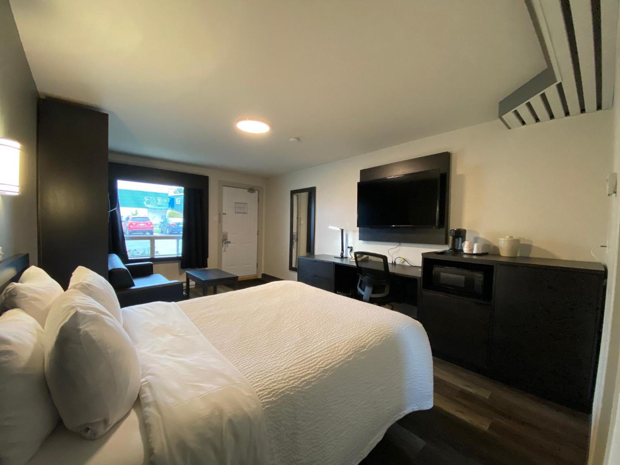 Queen Room with Wallbed - Non Smoking
