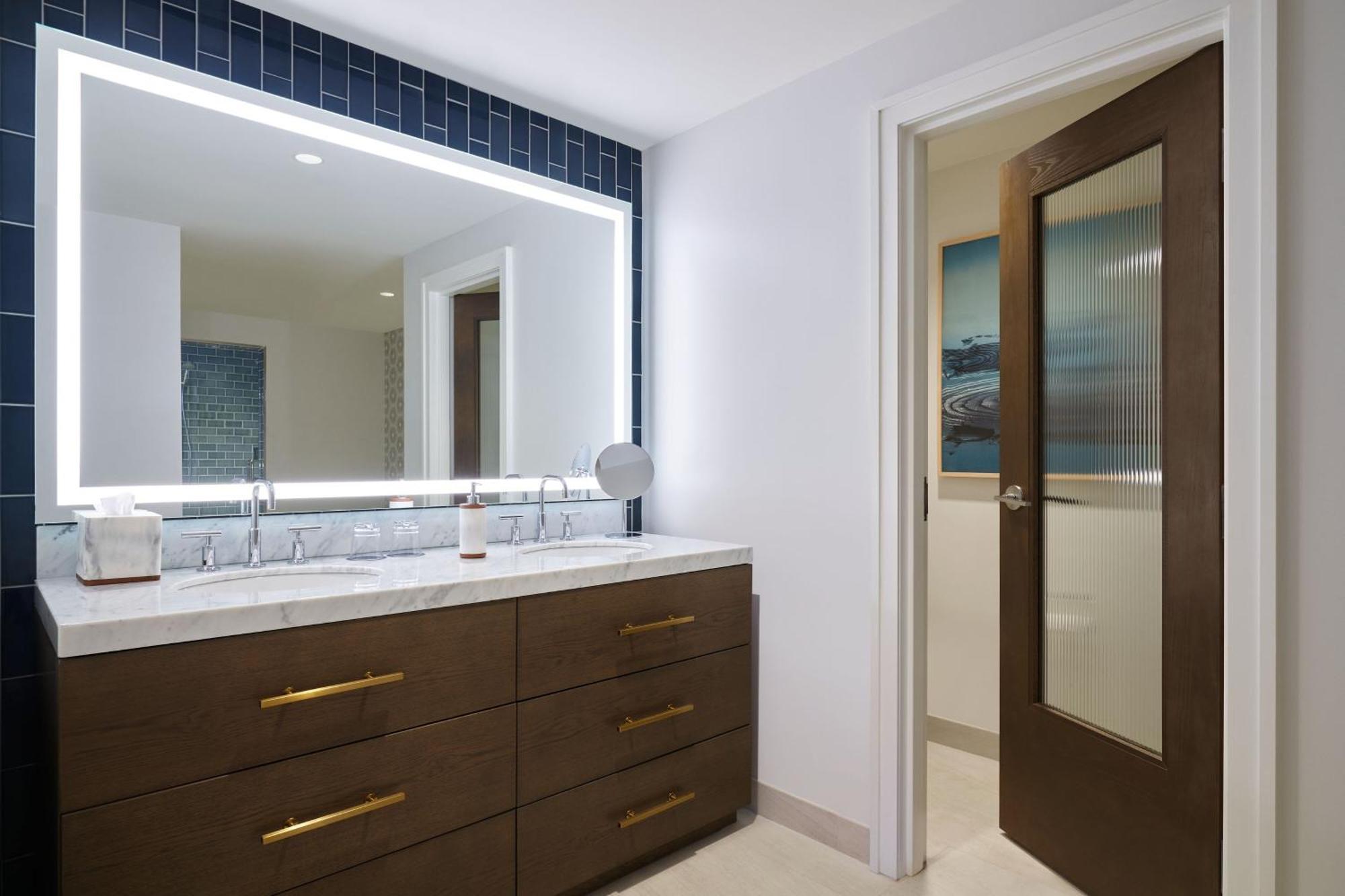 One-Bedroom Governors King Suite with Sofa Bed and Balcony