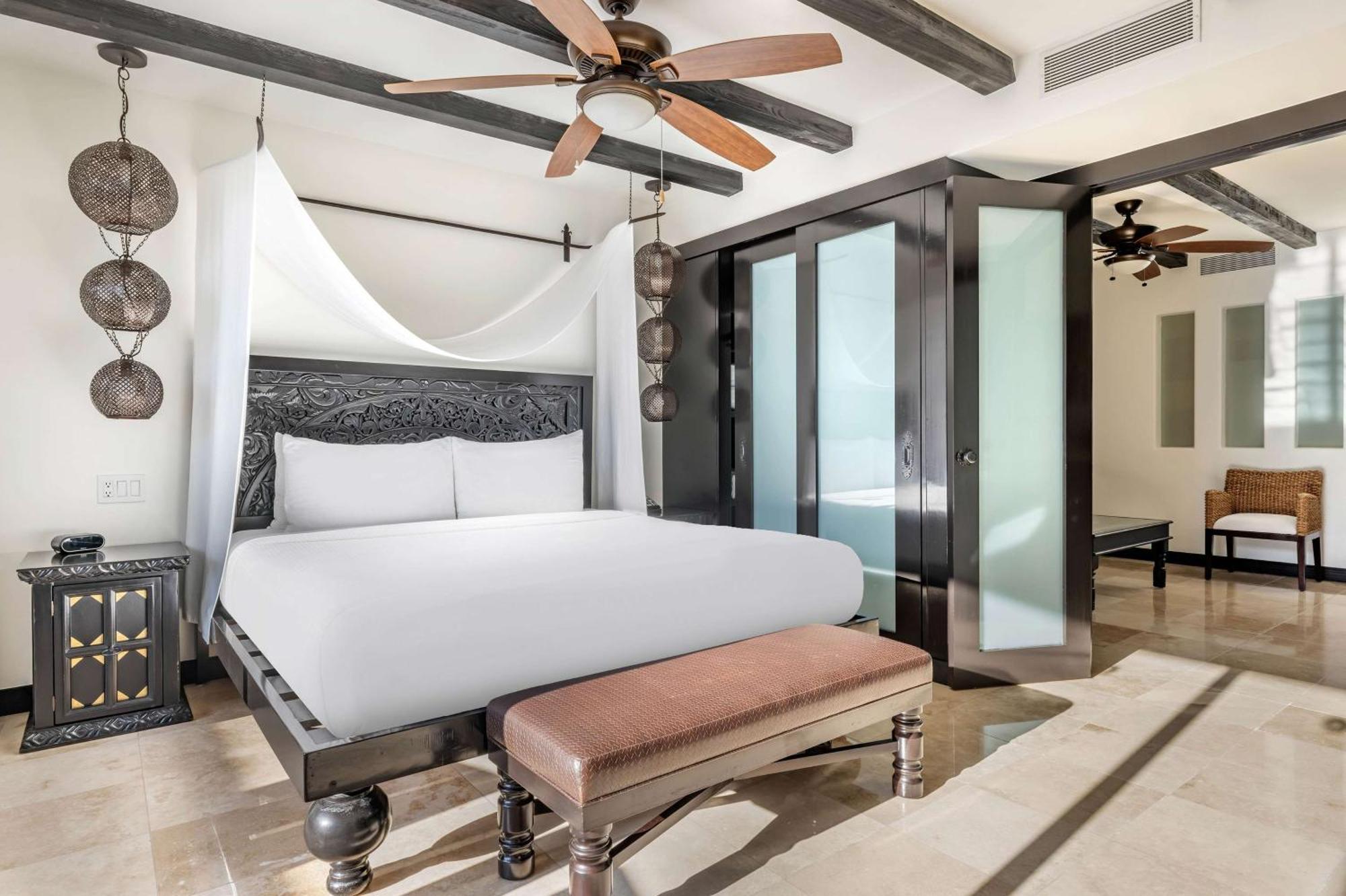 Suíte Júnior com Cama King-size, Vista Parcial da Piscina e Varanda