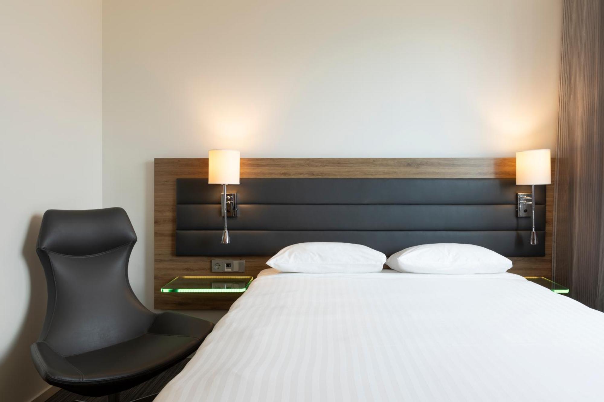 Moxy Queen Room,1739487242:JPEG