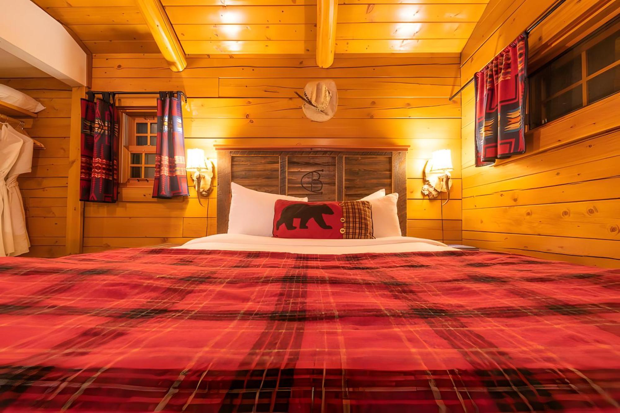 Queen Cabin