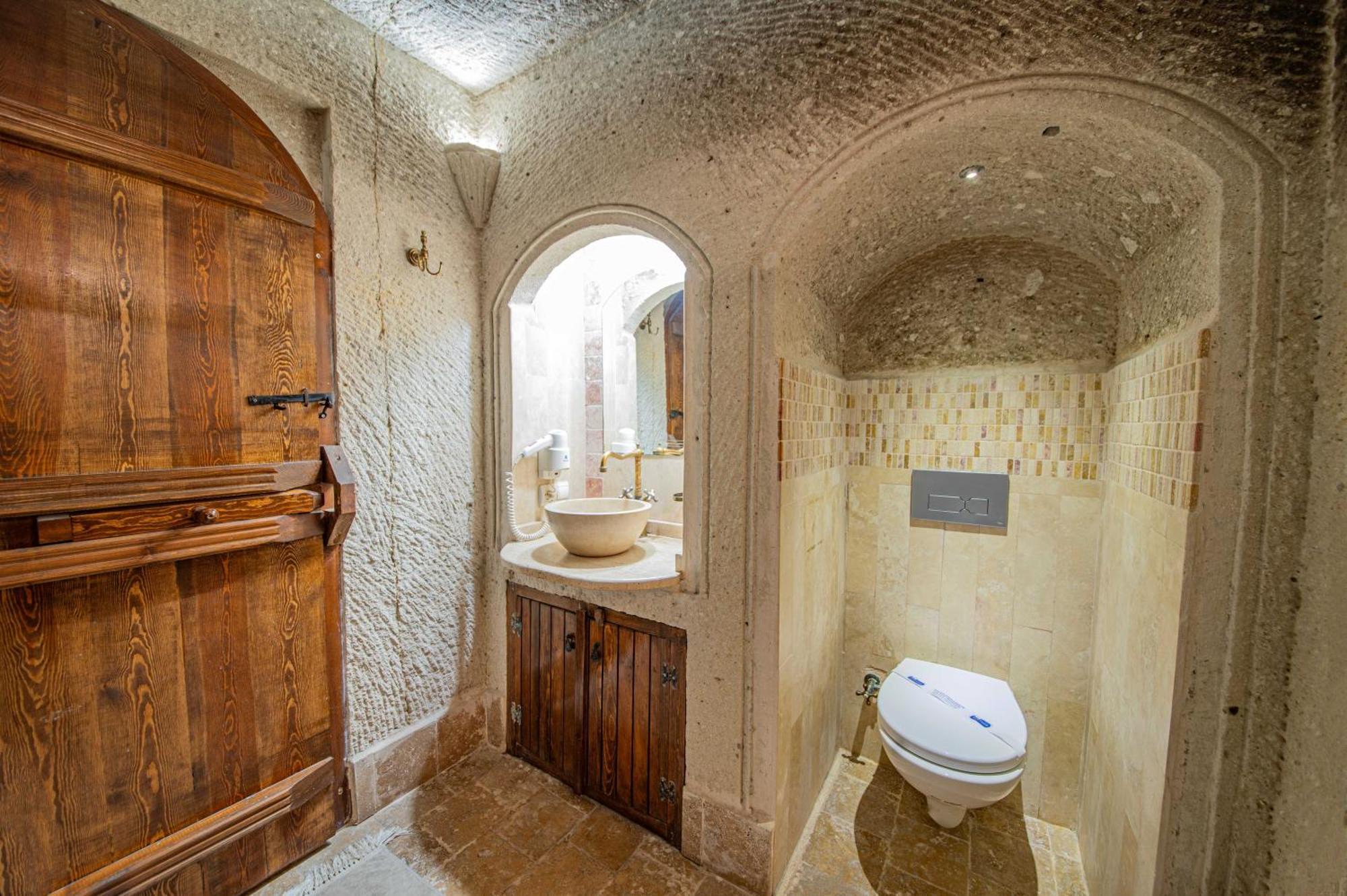 Deluxe Cave Suite