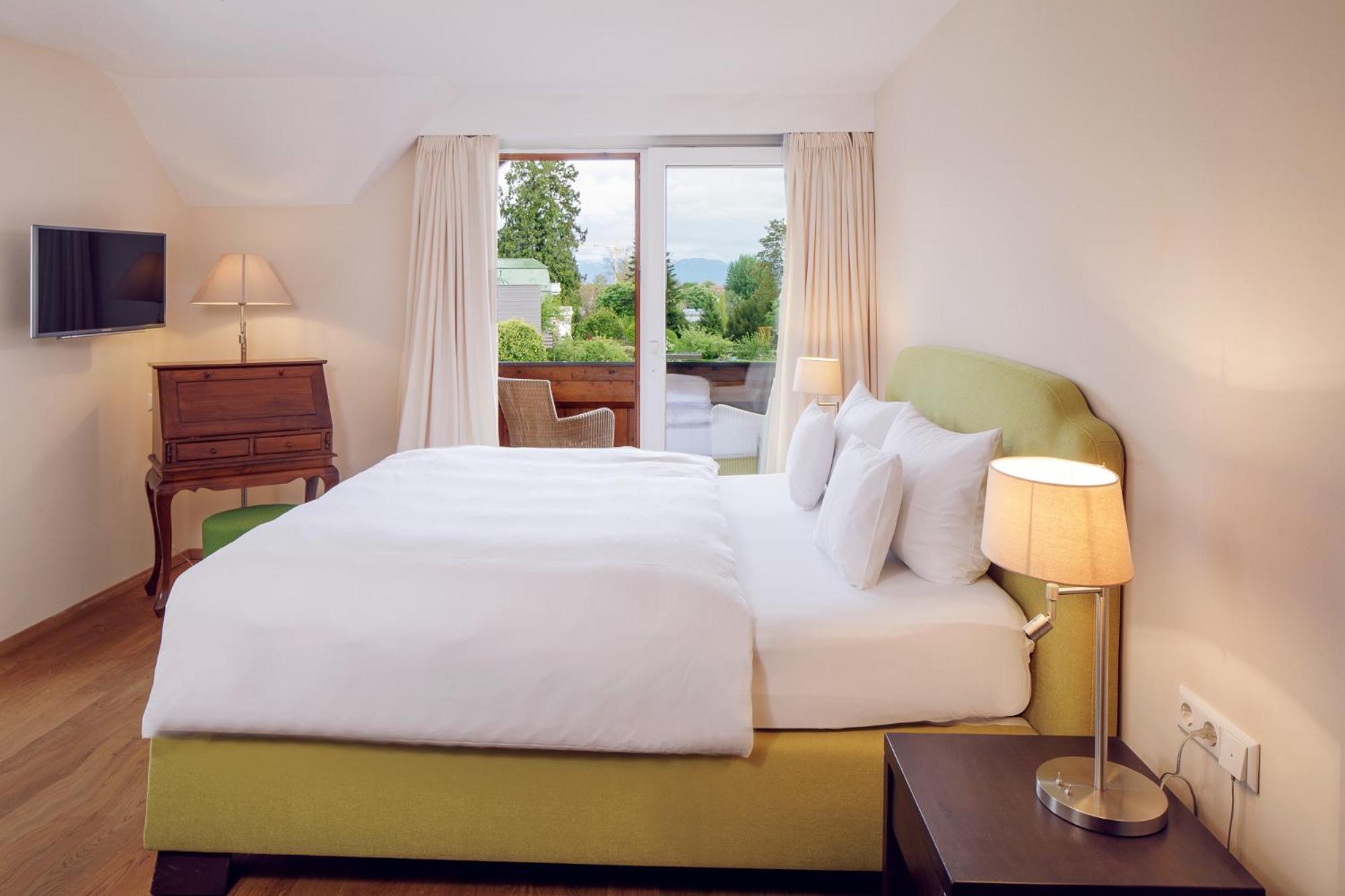Comfort Doppelzimmer mit Balkon und Holzgeländer (eingeschränkter Seeblick)