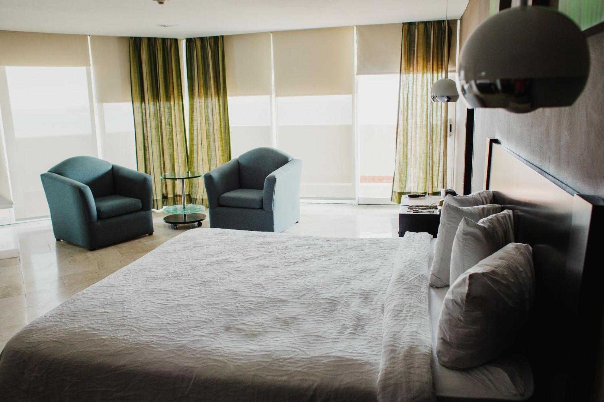 One-Bedroom Suite Balcony,1539975217:JPEG