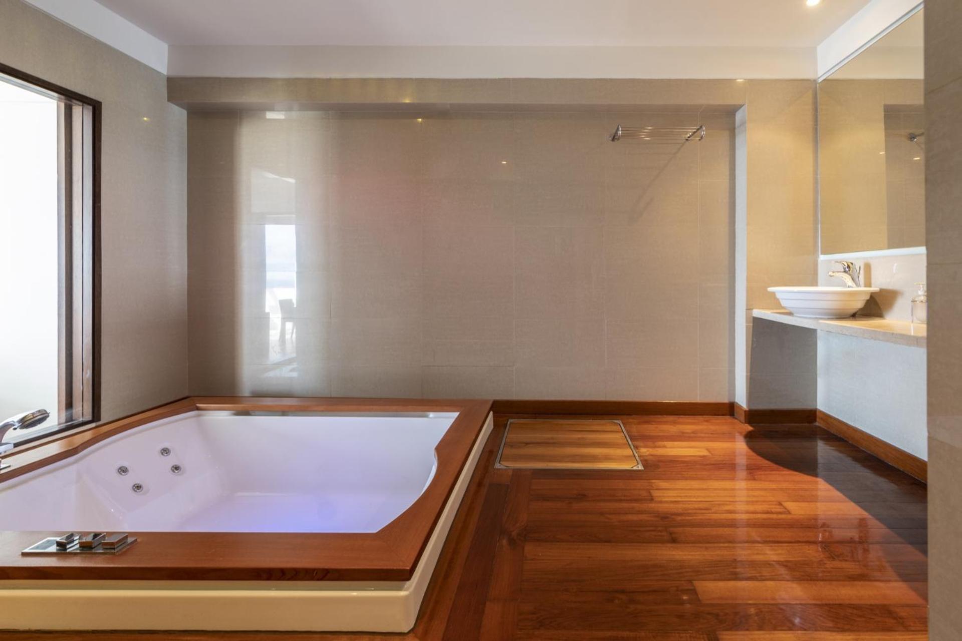 Suite con Vasca Idromassaggio Coperta e Vista Mare