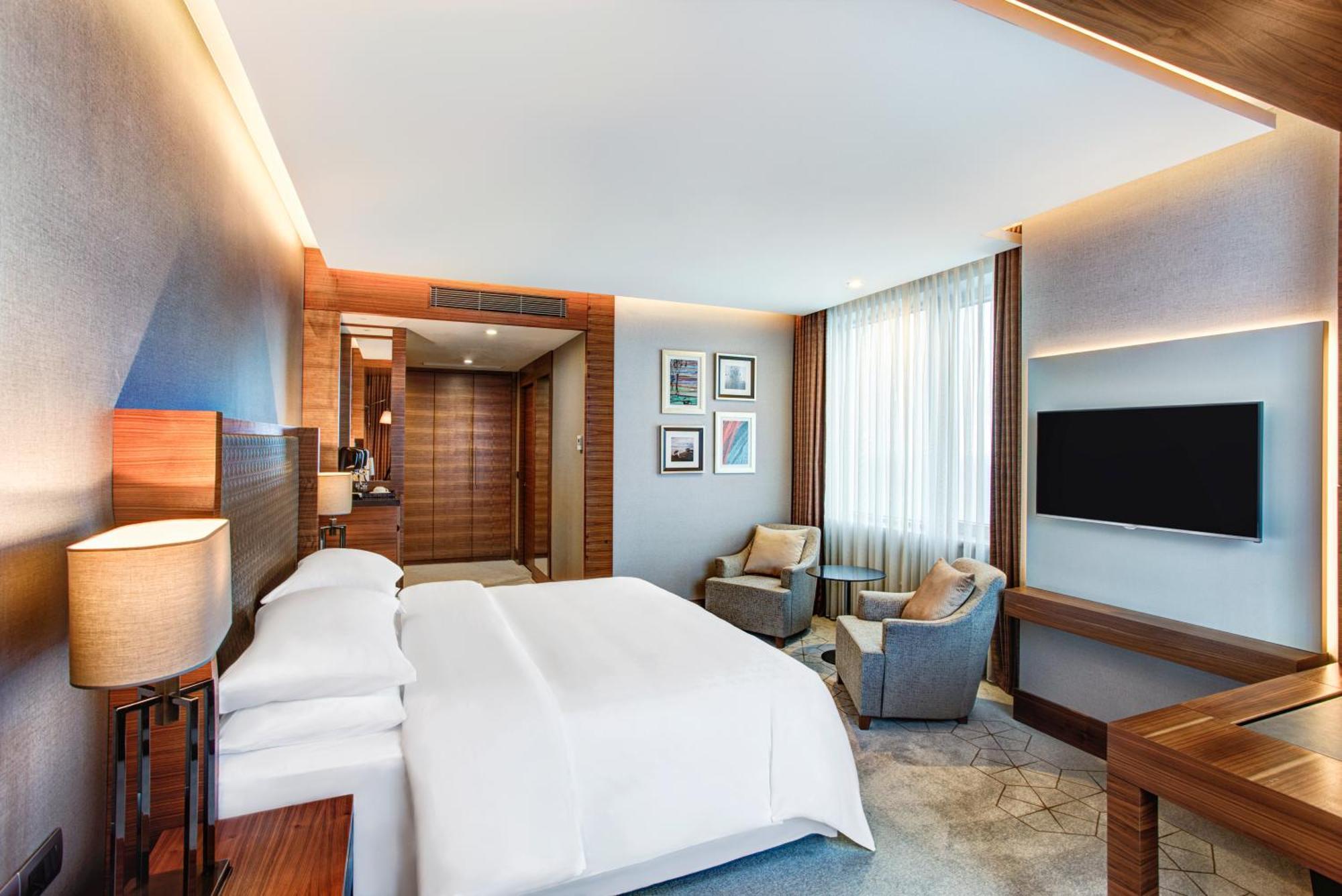 Grand Deluxe Zimmer mit Kingsize-Bett sowie Stadt- und Meerblick