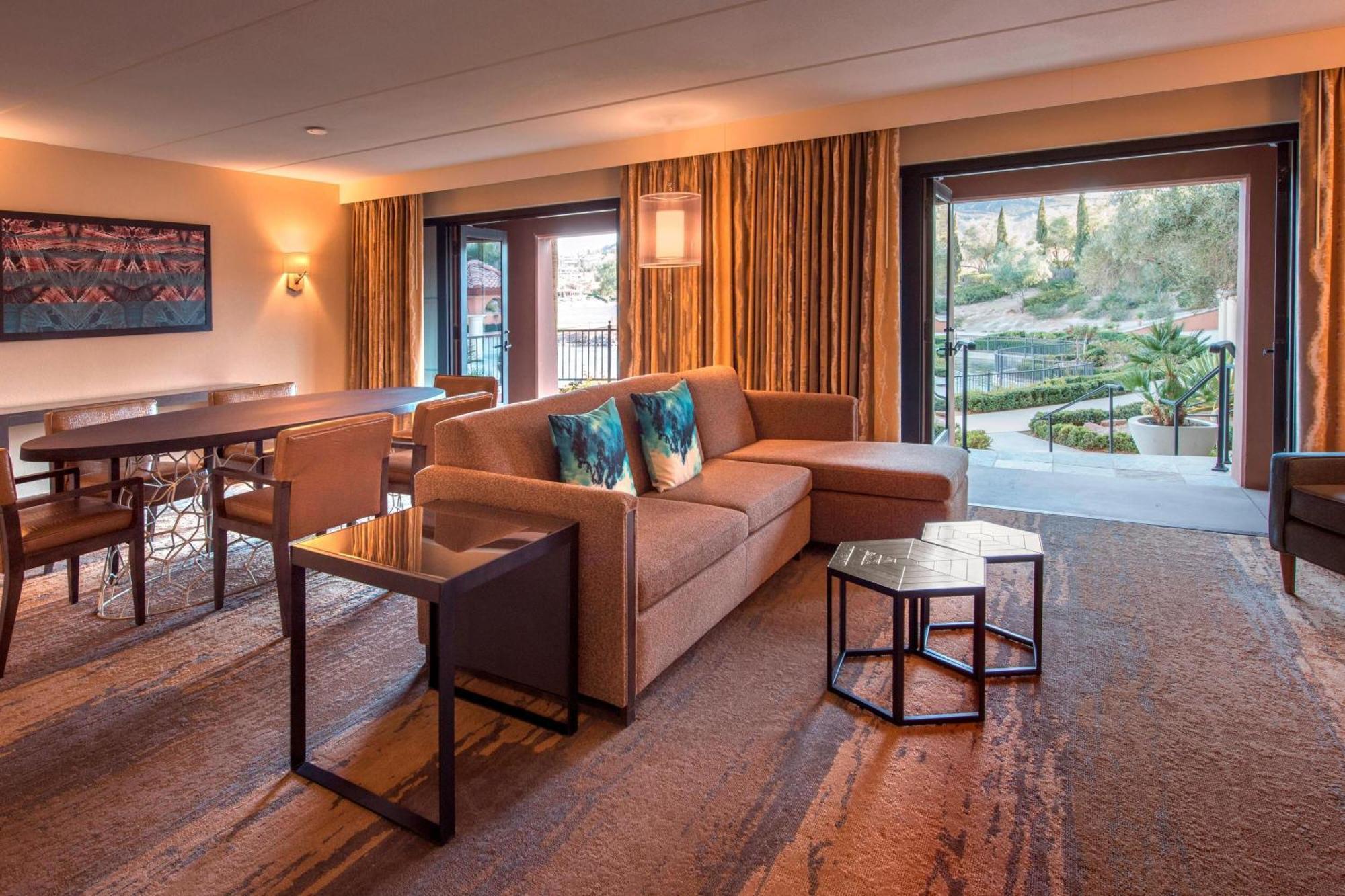 Hospitality Parlor mit Schlafsofa und Seeblick