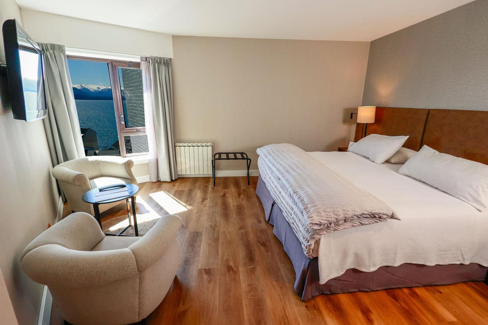 Quarto Superior com 1 Cama King-size e Vista Parcial do Lago