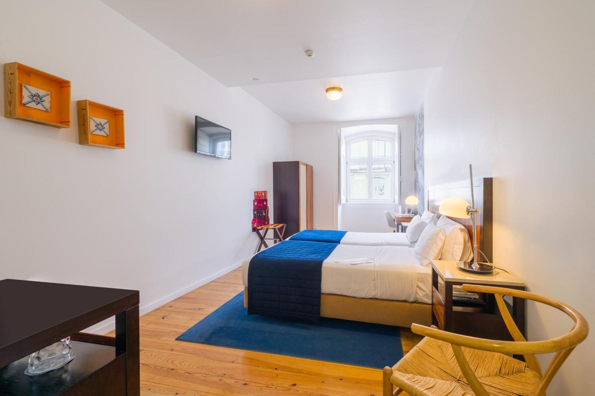 Quarto com 2 Camas de Solteiro e Vista da Rua