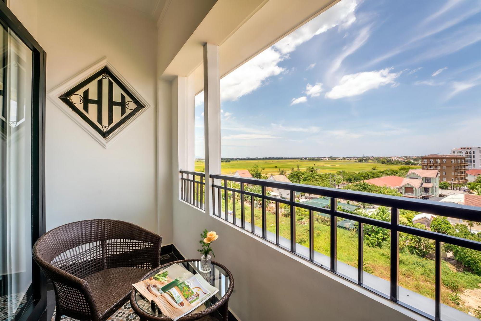 Executive Twin Room with Balcony and Rice Field View