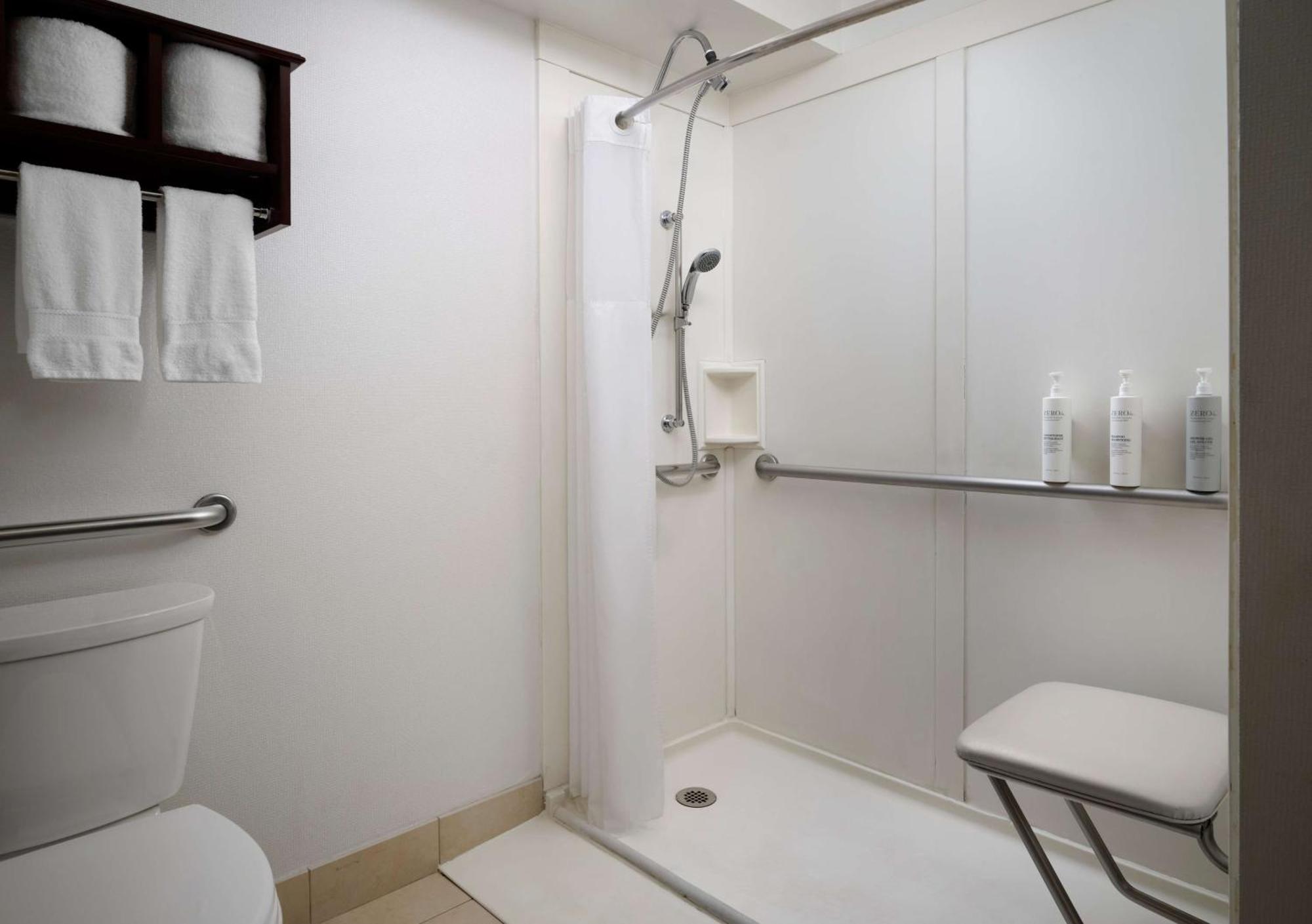 Two Queen Beds with Roll in Shower - Disability Access