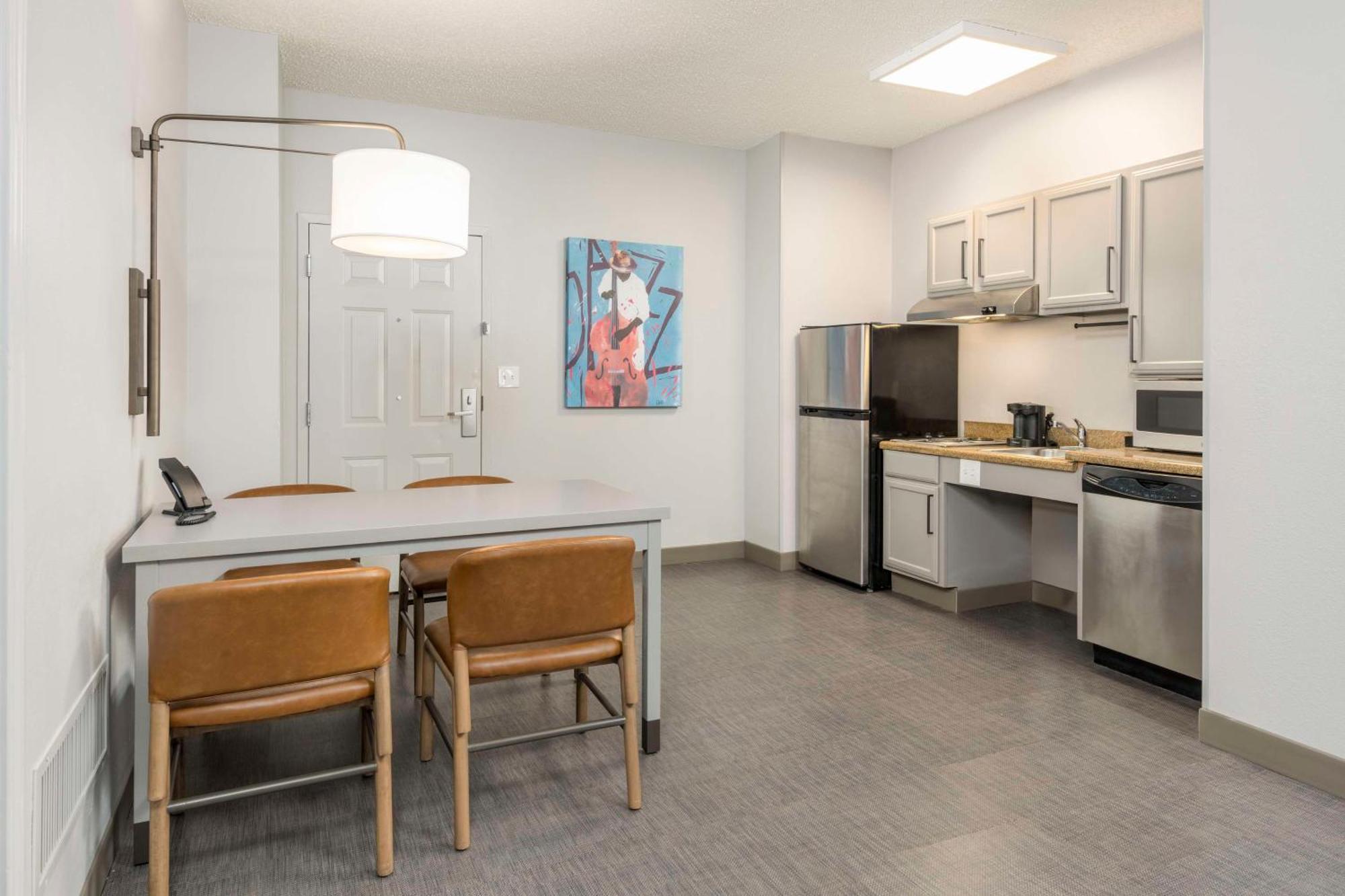 King Suite with Accessible Tub - Mobility and Hearing Access/Non-Smoking