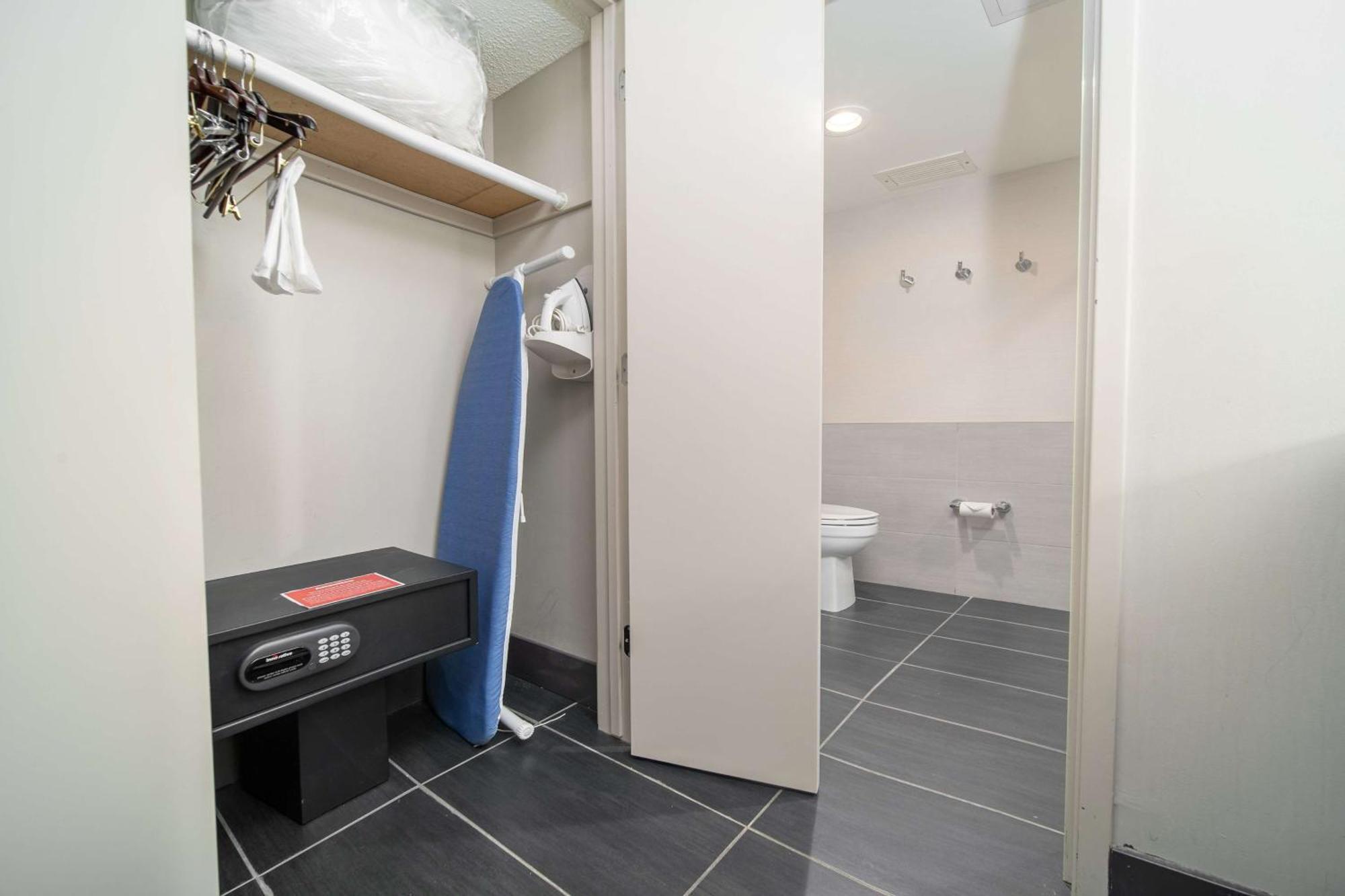Queen Room with Two Queen Beds and Marina View