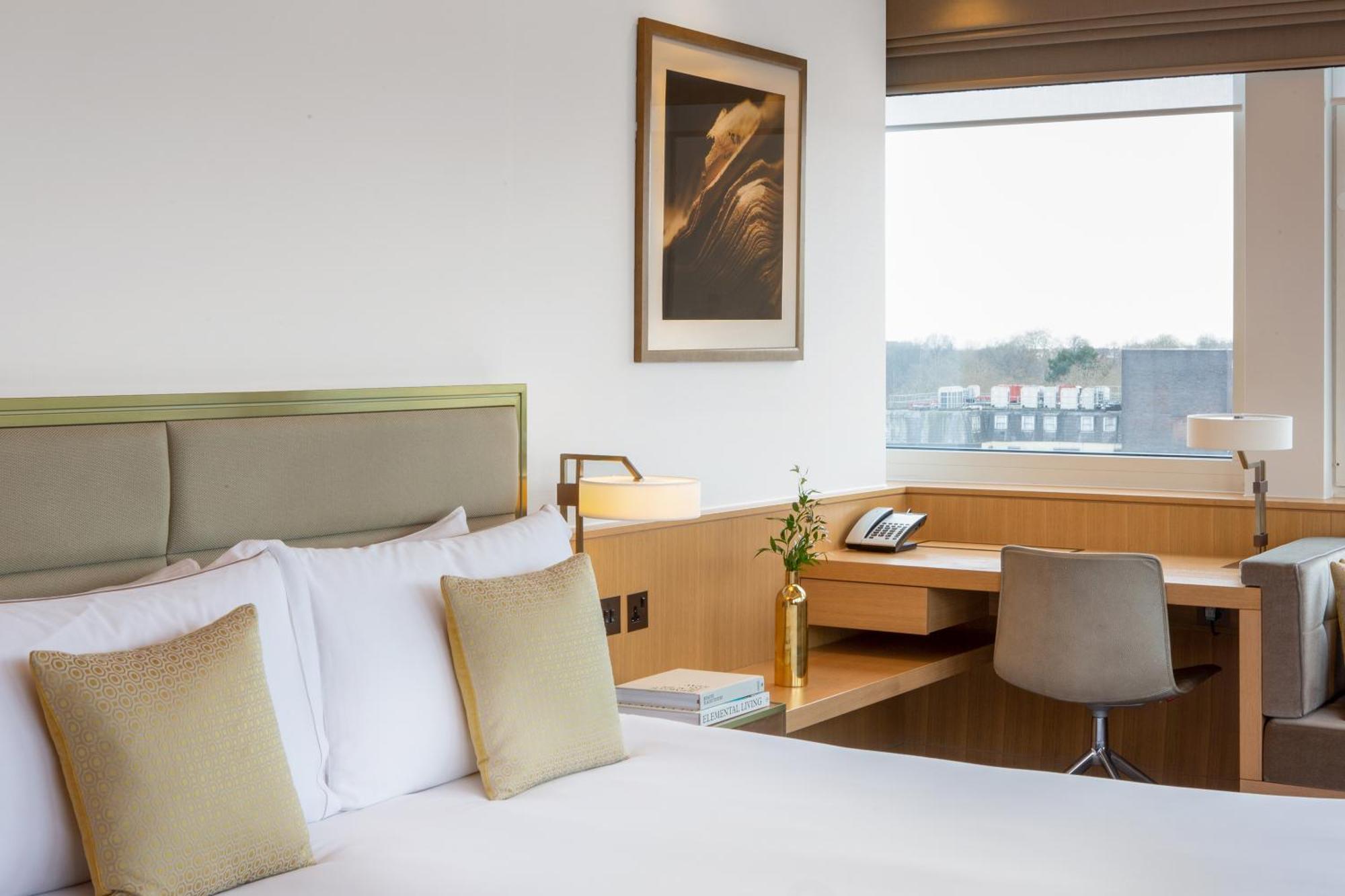 Deluxe Corner Room