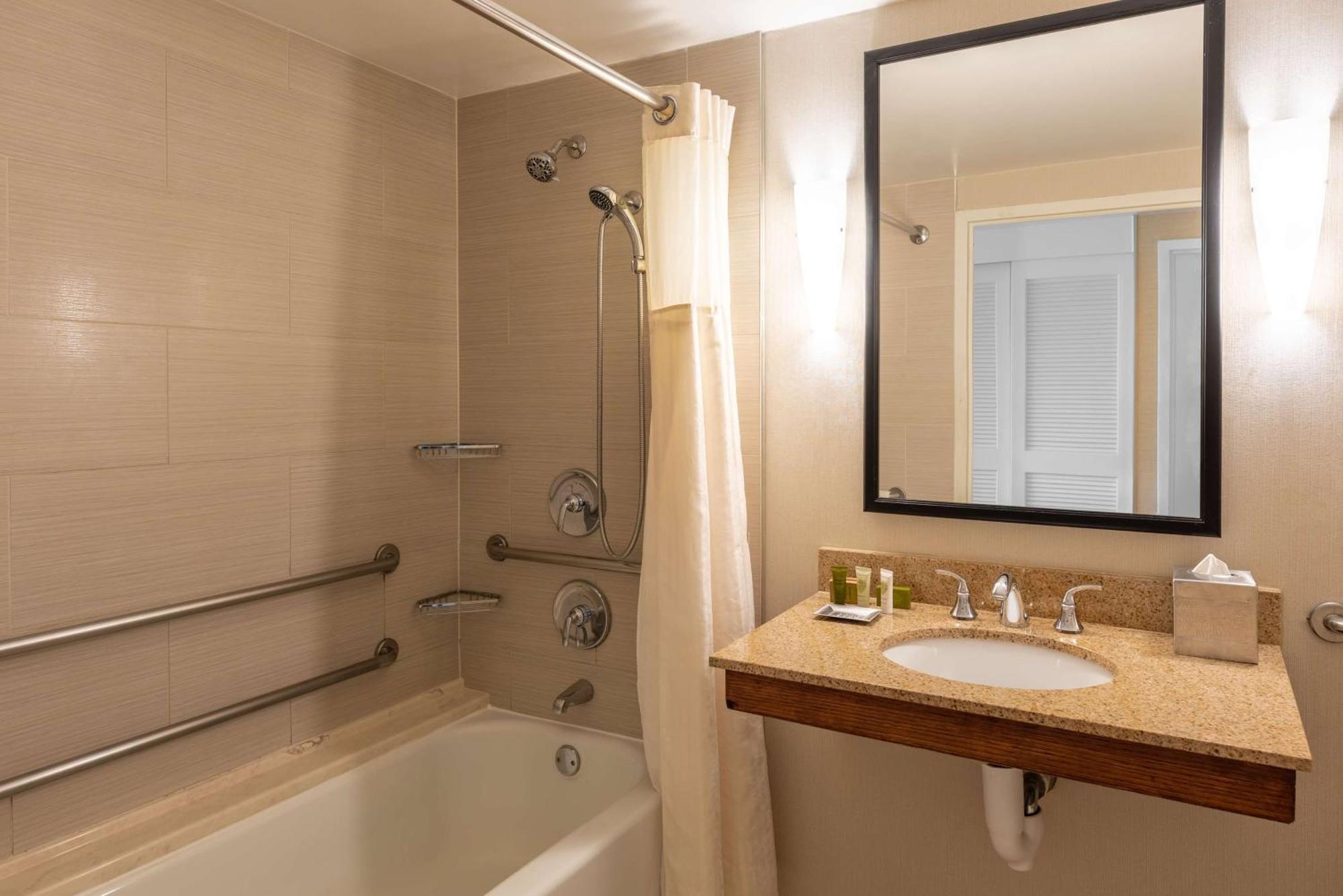 Queen Room Two Queen Beds Bath Tub Mobility Hearing Access,1549804906:JPEG