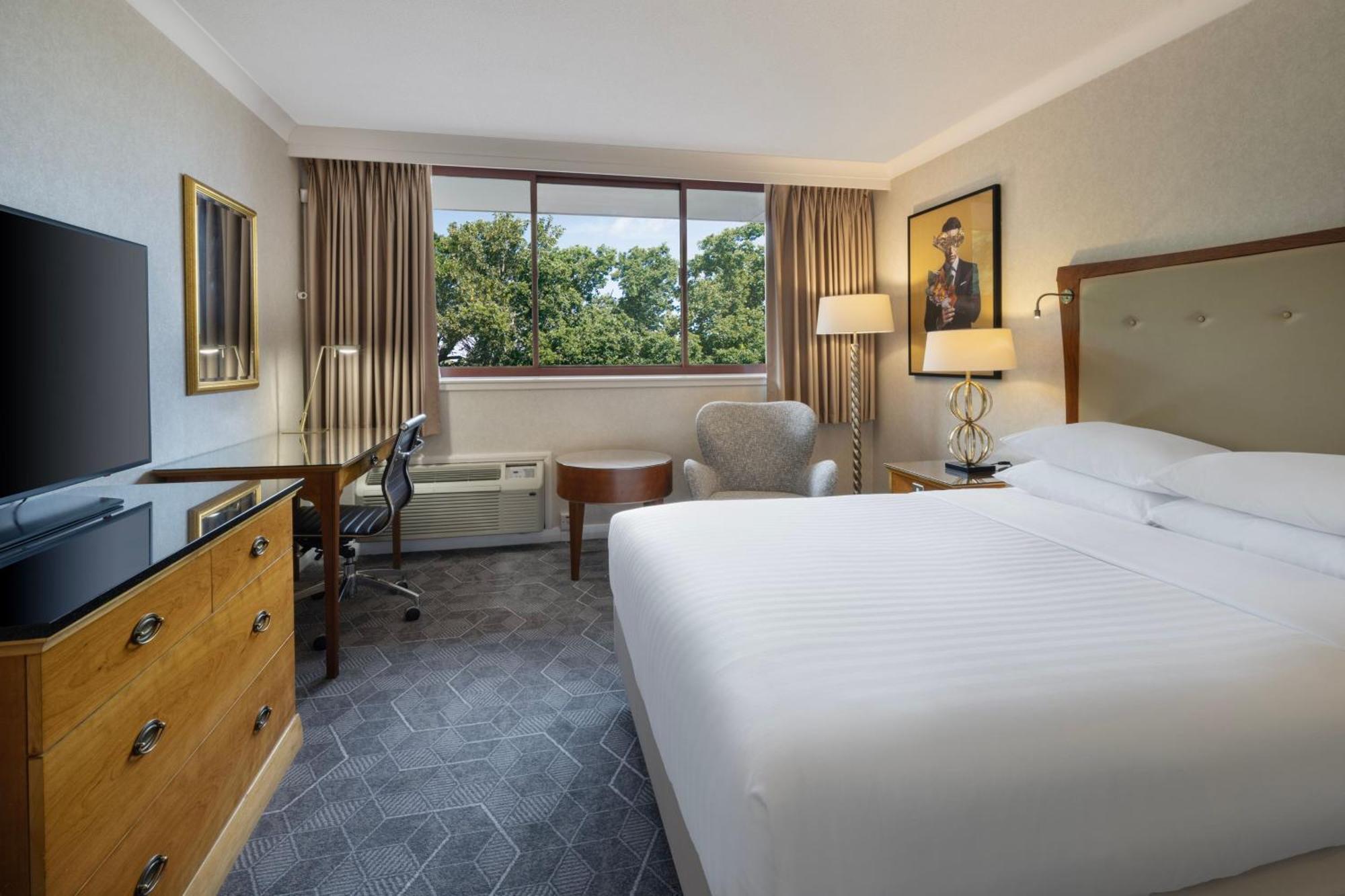 Deluxe Queen Room