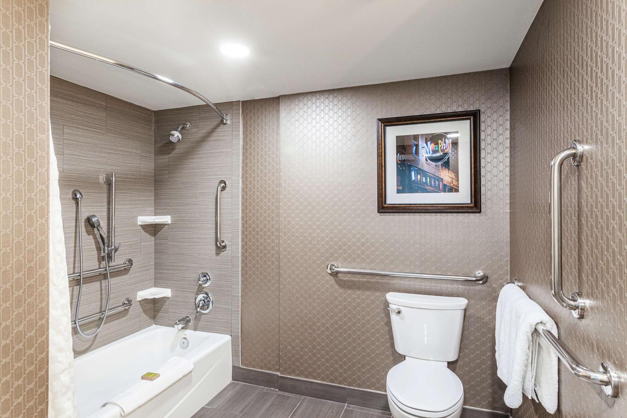 King Room with Bath Tub - Mobility Access