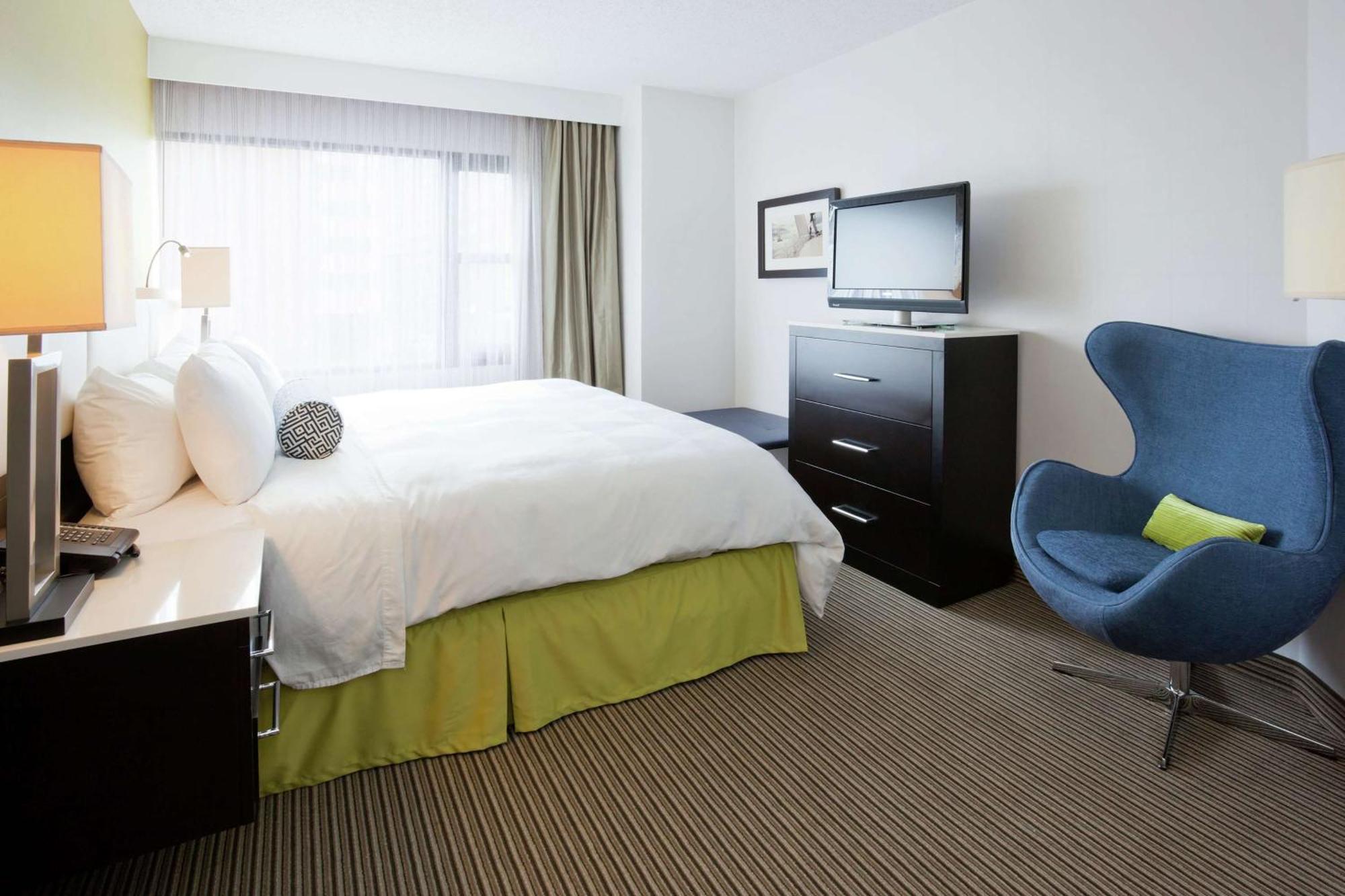 One-Bedroom King Room with Sofa Bed and Harbour View