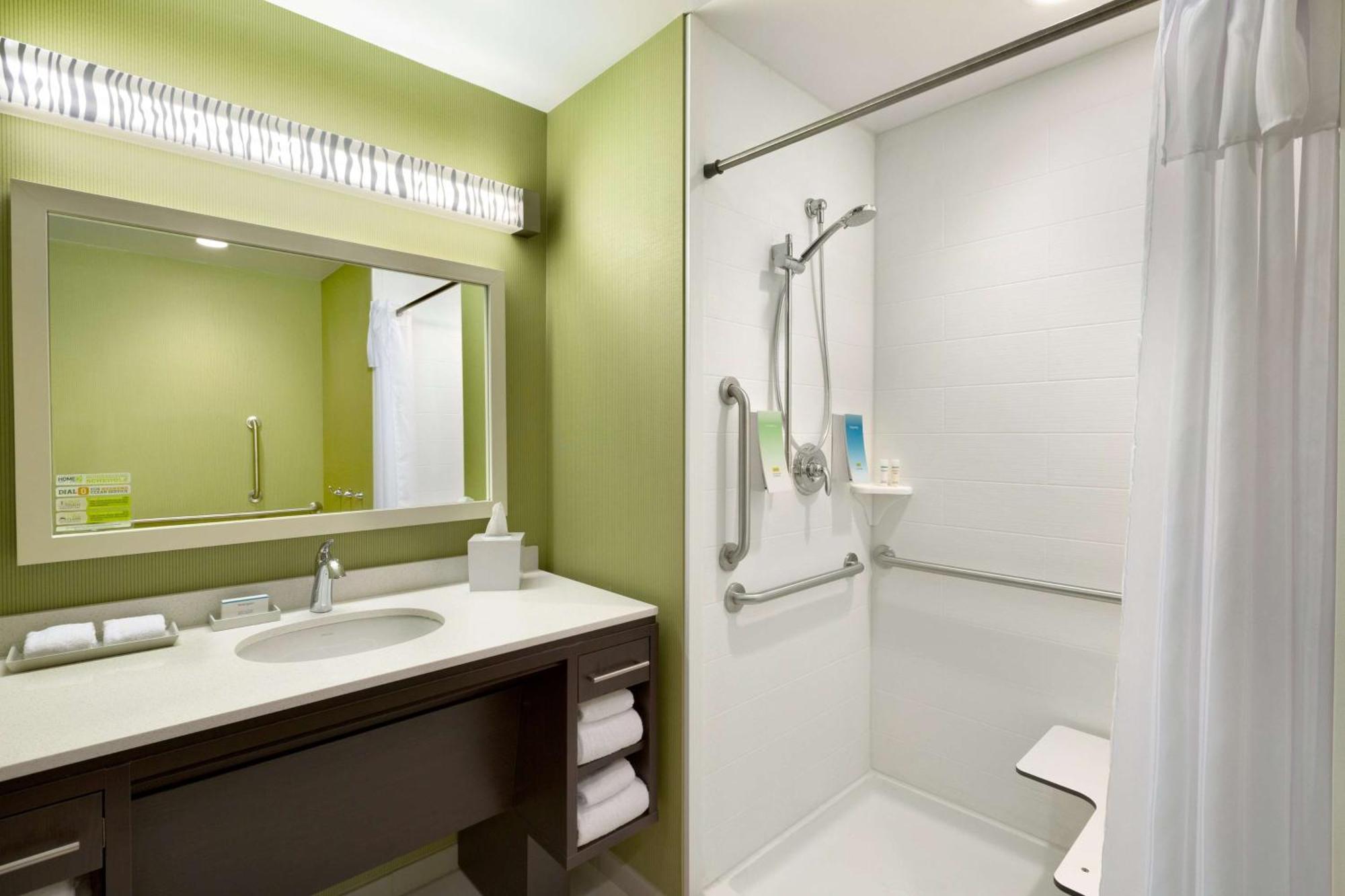 Queen Studio with Roll-In Shower - Mobility and Hearing Access/Non-Smoking
