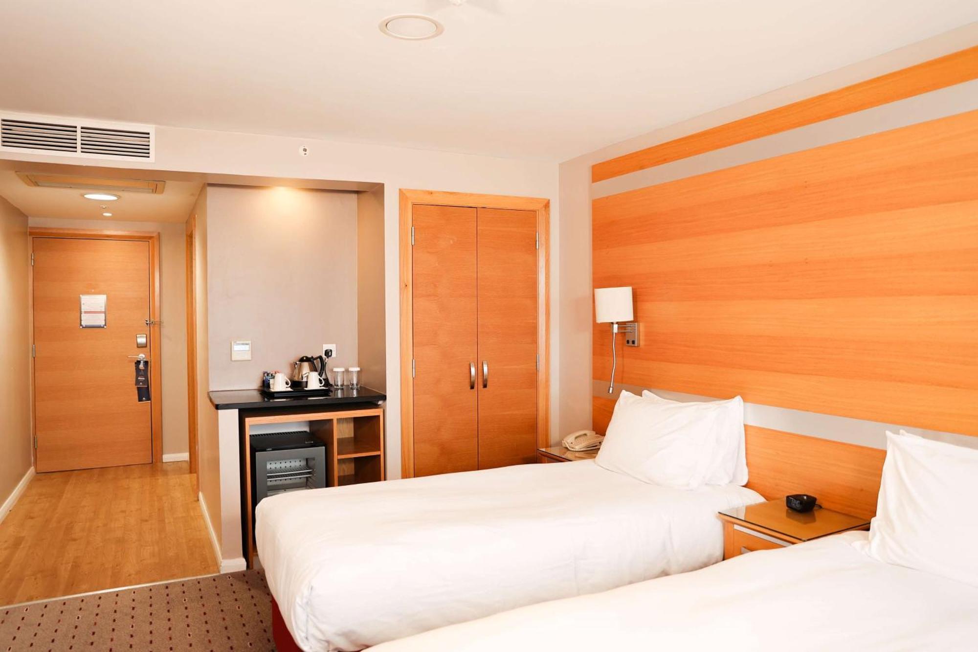 Twin Room,1552497541:JPEG