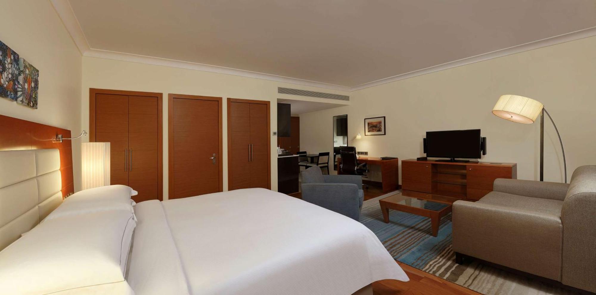 Deluxe King Room with Kitchenette
