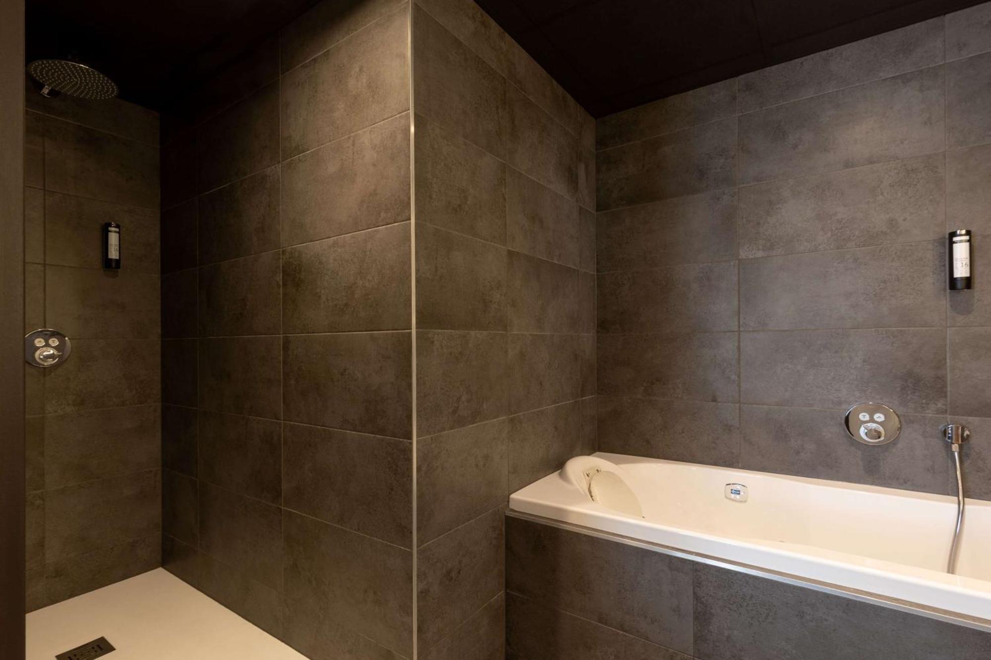 Large Premium Queen Room Spa Bath Non-Smoking,1552946482:JPEG