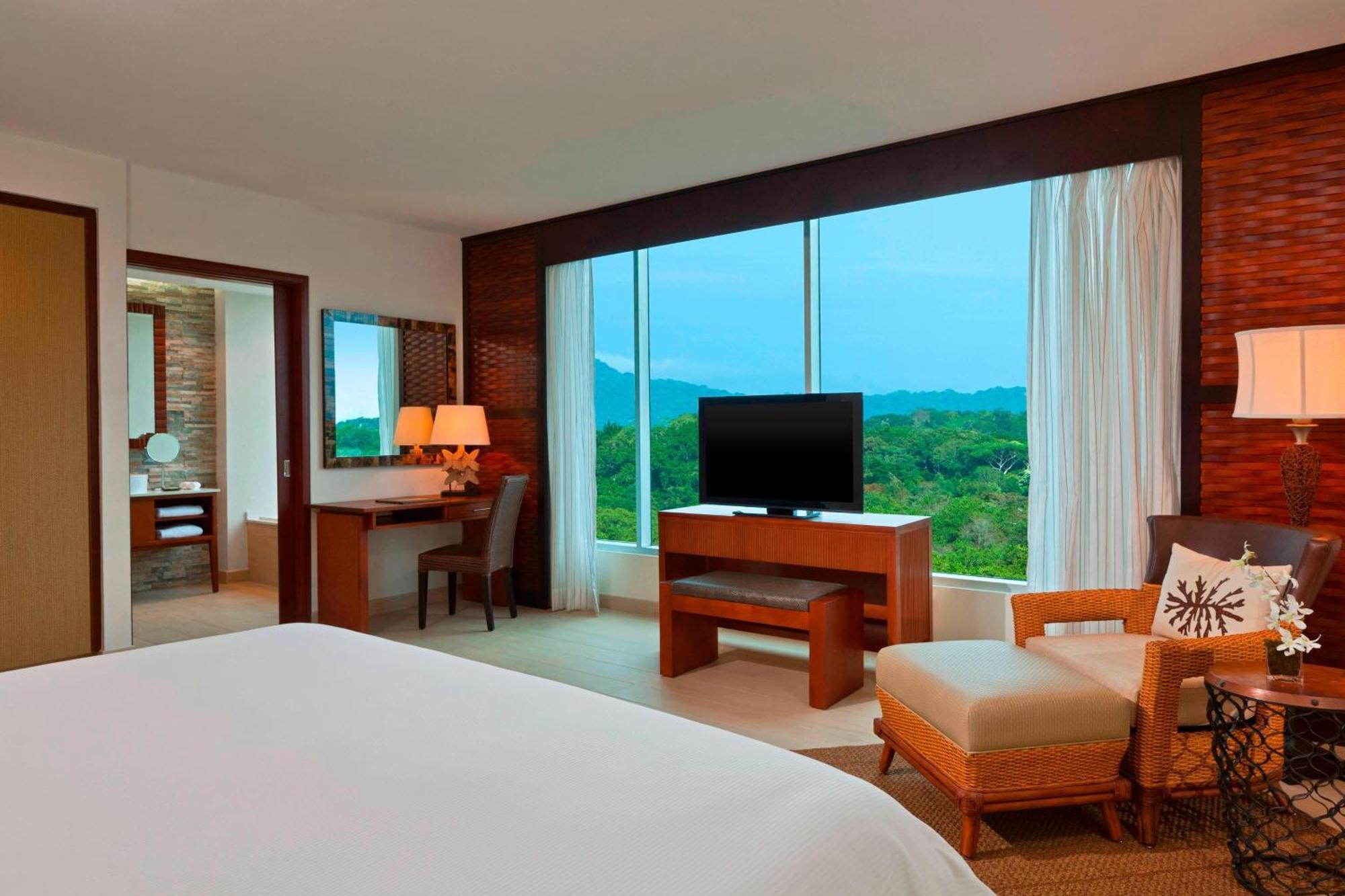 Deluxe, Guest room, 1 King, Garden view