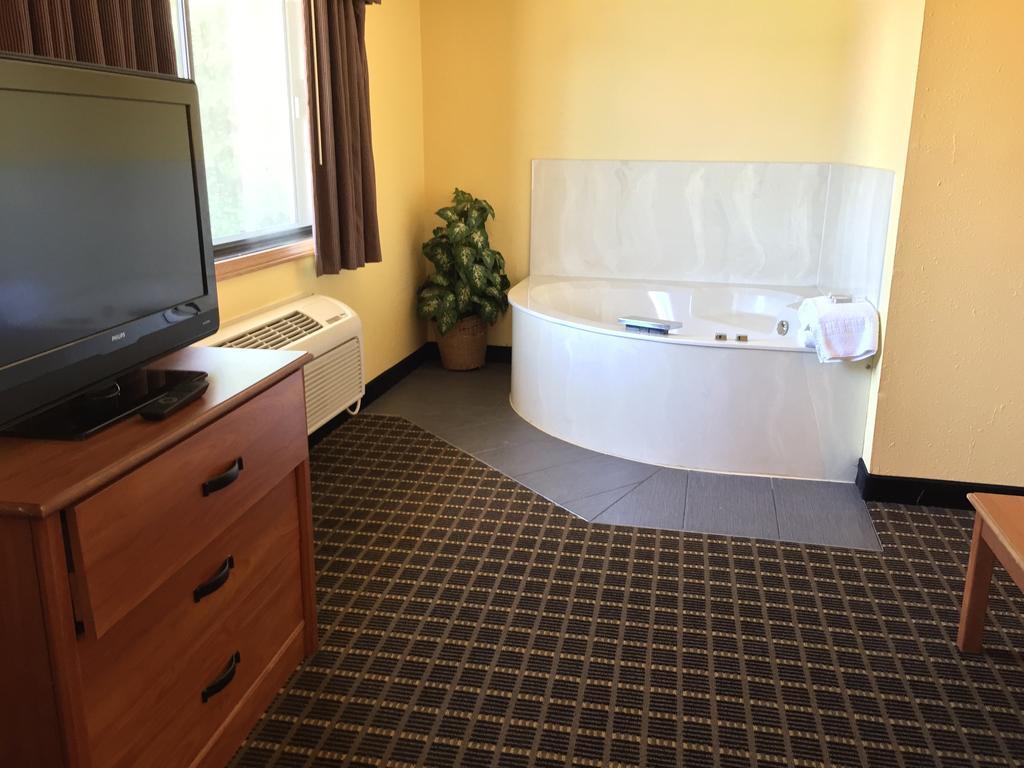 Suite with Hot Tub - Non-Smoking