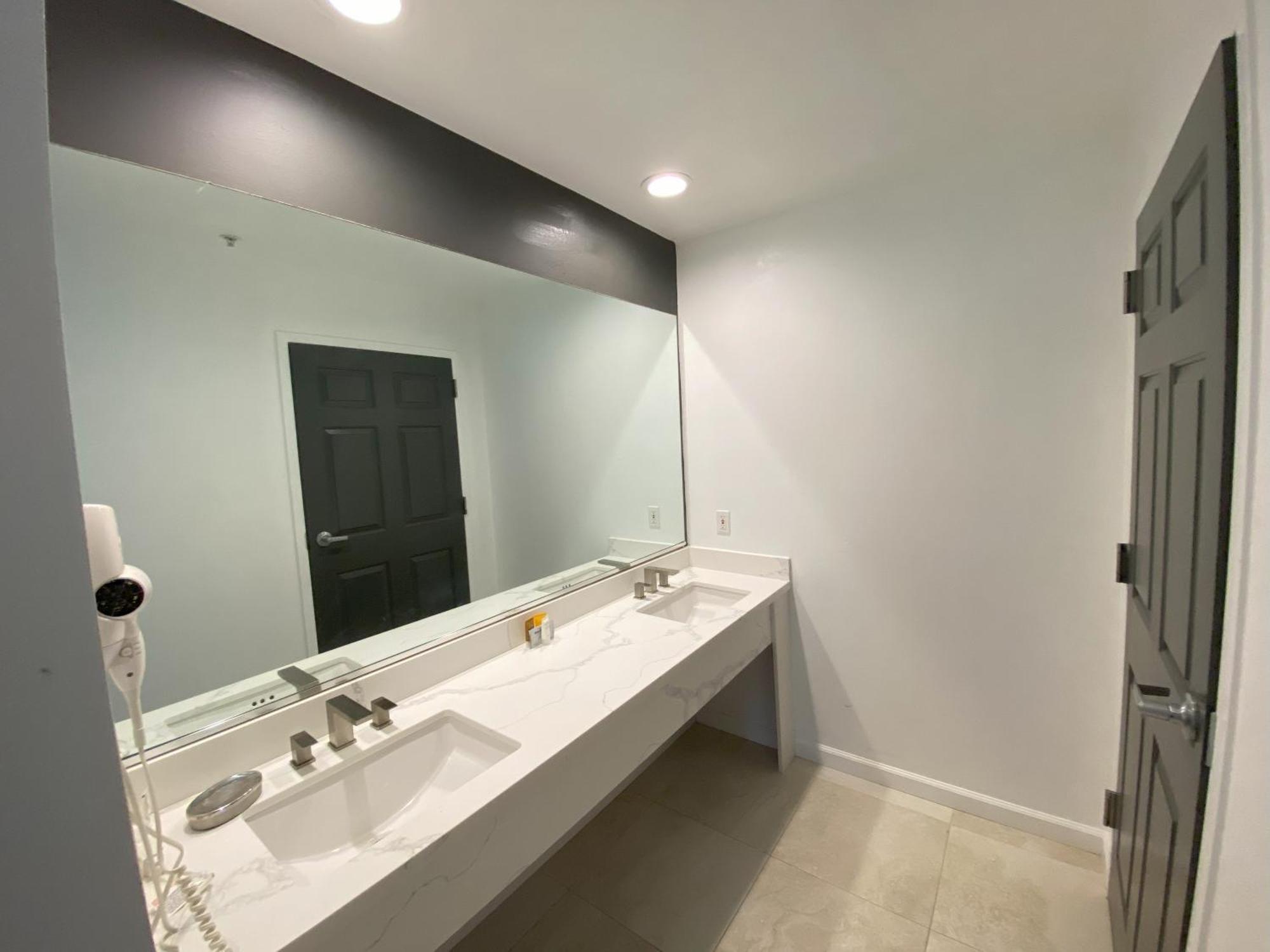 Junior King Suite with Spa Bath - Non-Smoking