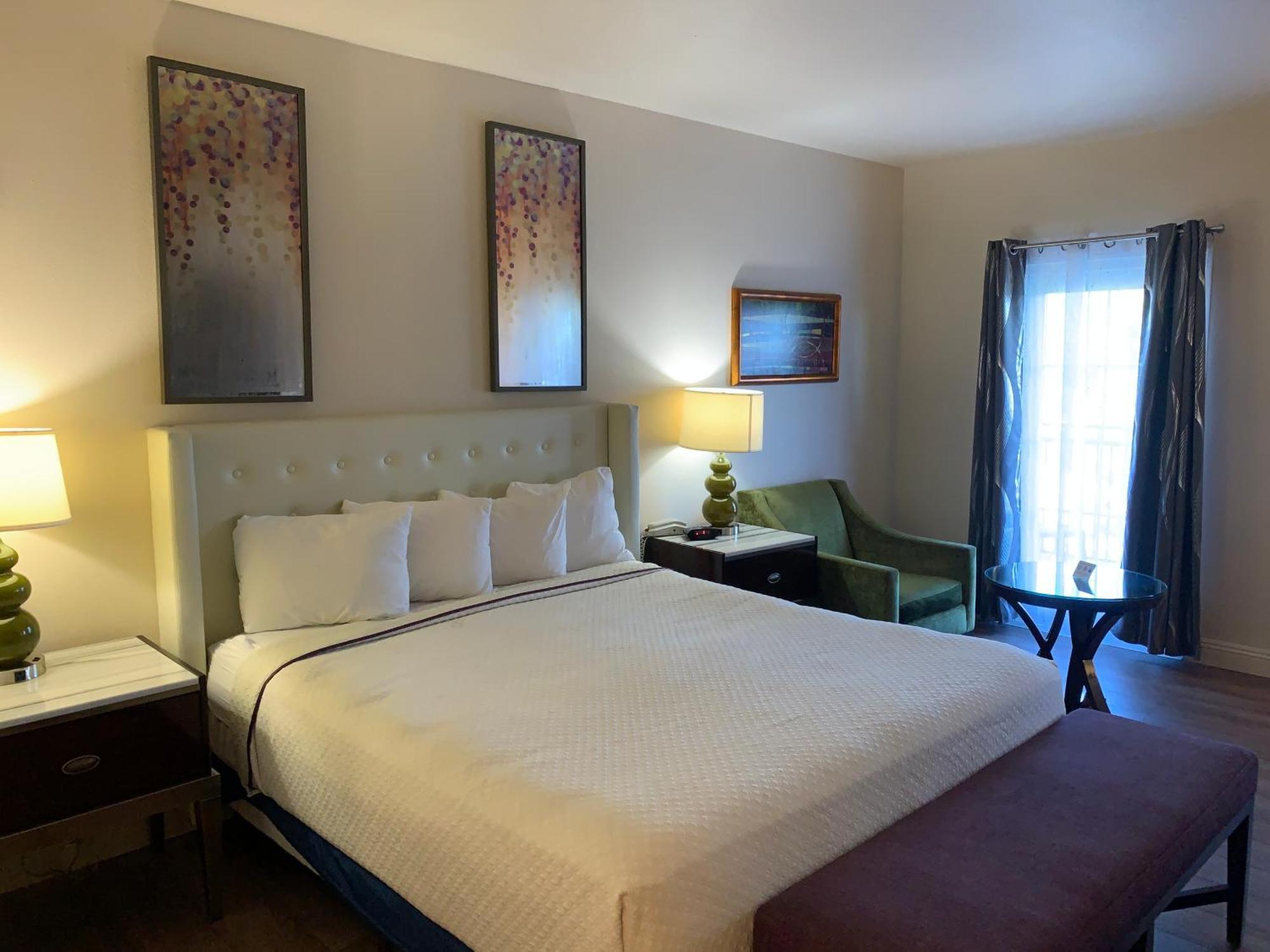 King Room with Mobility/Hearing Access and Roll-In Shower, Non-Smoking